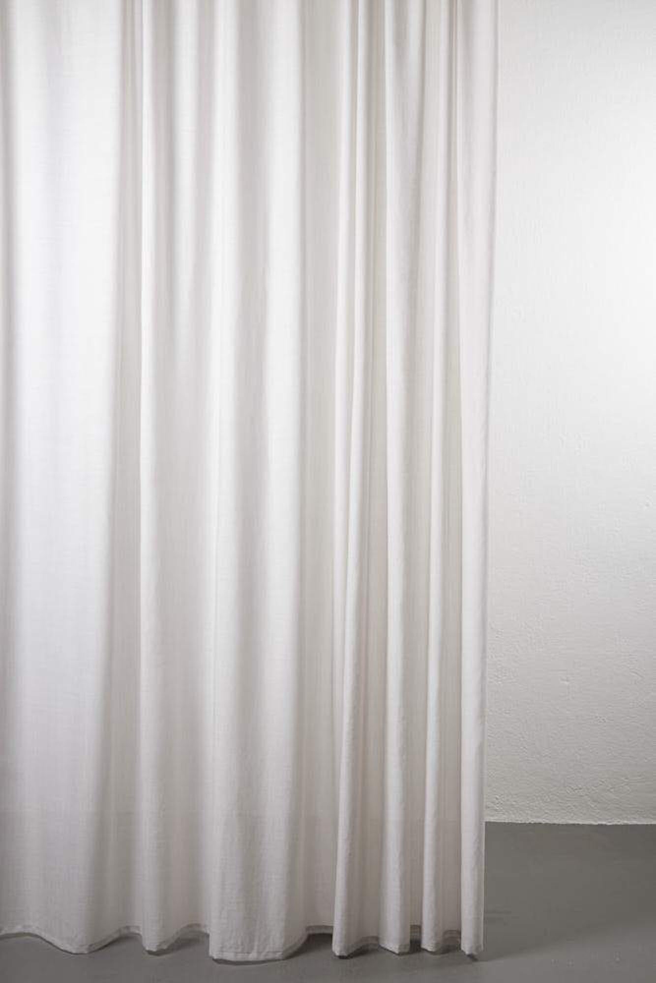 Wollvorhang Sydney von ZigZagZurich: Elegante, halbtransparente Wolle für stilvolle Räume, die Wärme reguliert und Privatsphäre bietet.