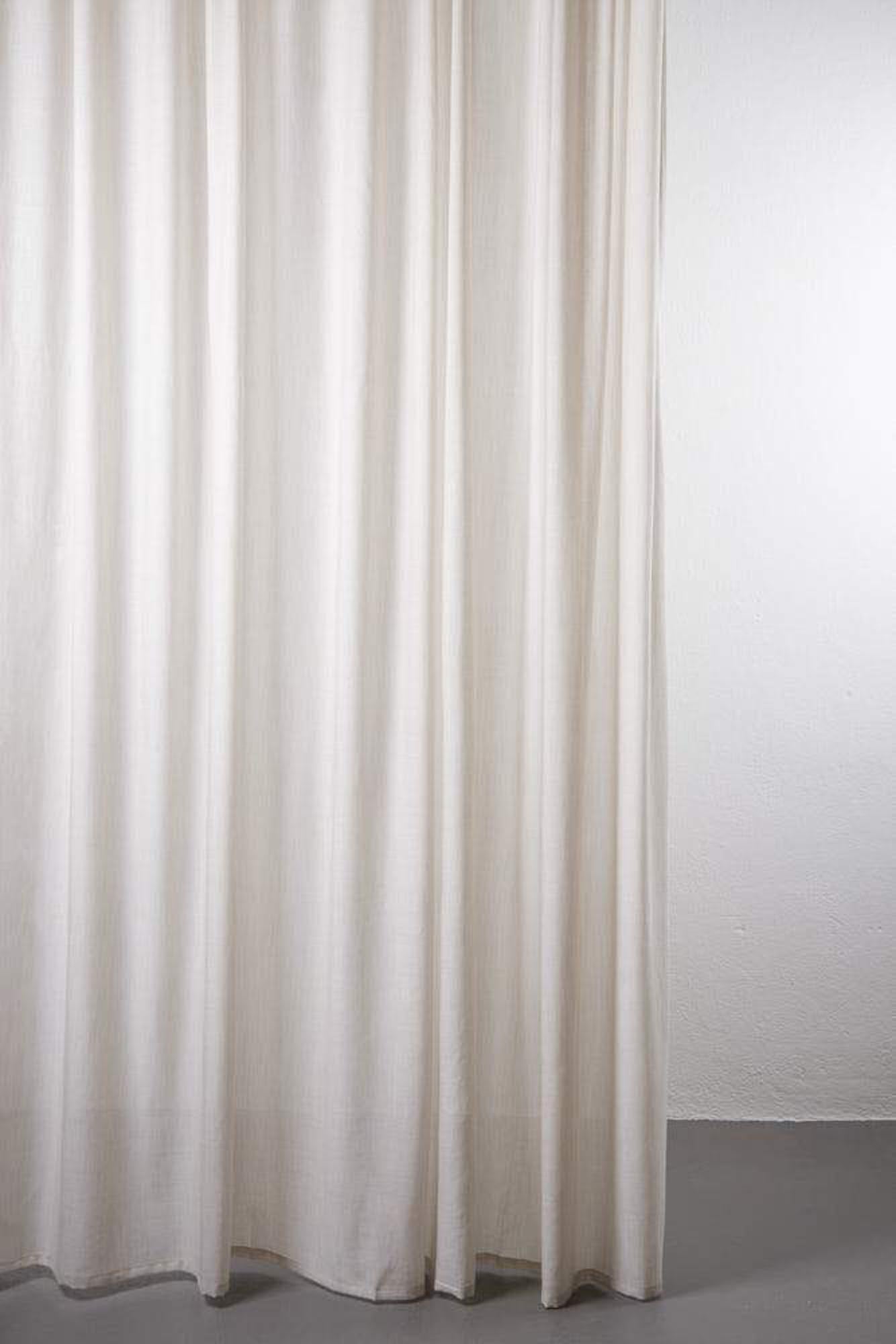 Wollvorhang Sydney von ZigZagZurich: Elegante, halbtransparente Wolle für stilvolle Räume, die Wärme reguliert und Privatsphäre bietet.