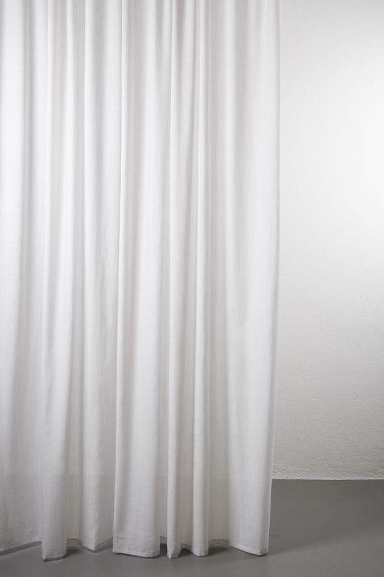 Entdecken Sie den Wollvorhang Sydney von ZigZagZurich – stilvolle Eleganz und gemütliche Behaglichkeit für Ihr Zuhause.