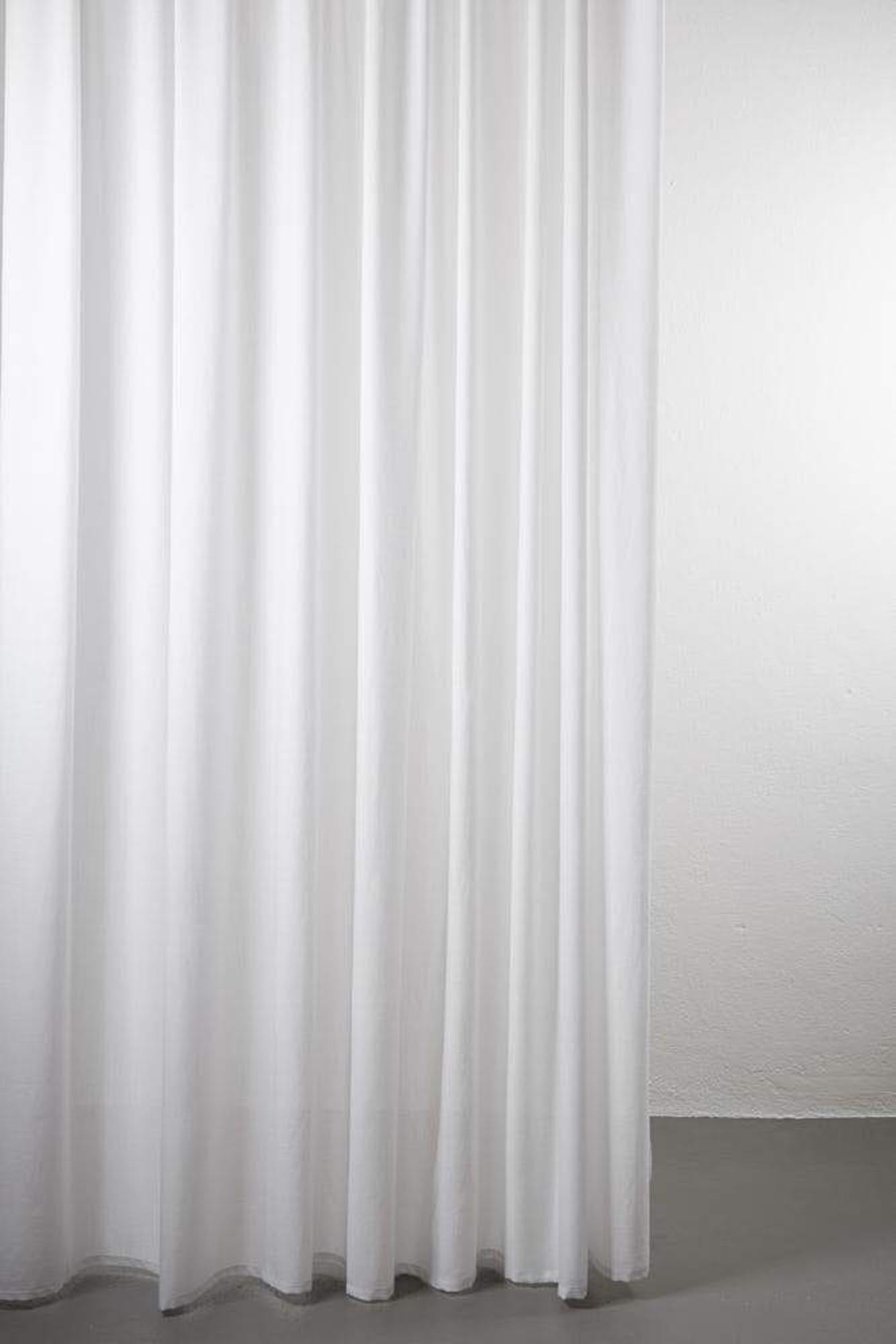 Wollvorhang Sydney von ZigZagZurich: Elegante Wärme und Lichtdurchlässigkeit für ein harmonisches Wohnambiente.