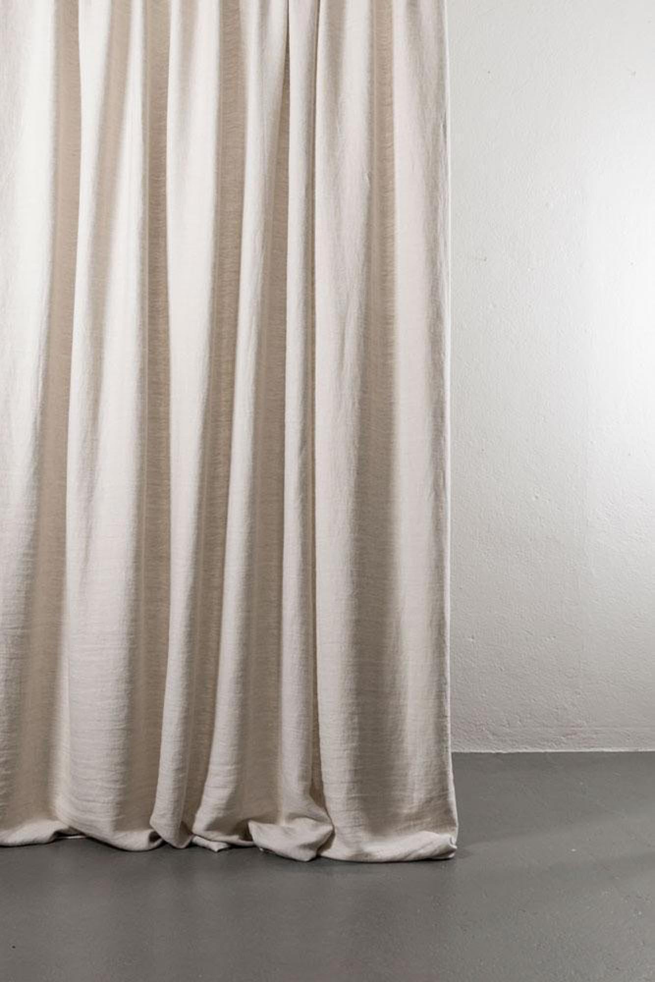 Stilvoller Leinenvorhang Panama von ZigZagZurich, handgefertigt in Italien. Hochwertiges Leinen für optimale Lichtregulierung und langlebigen Komfort.