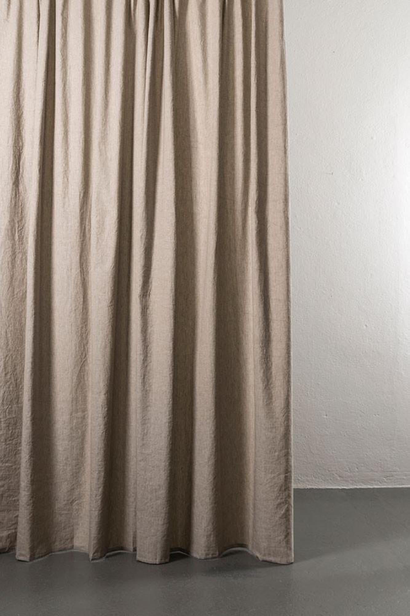 Verleihen Sie Ihrem Raum mit dem Baumwollvorhang Belize von ZigZagZurich einen Hauch von Eleganz und Gemütlichkeit – perfekt für jedes Zuhause.