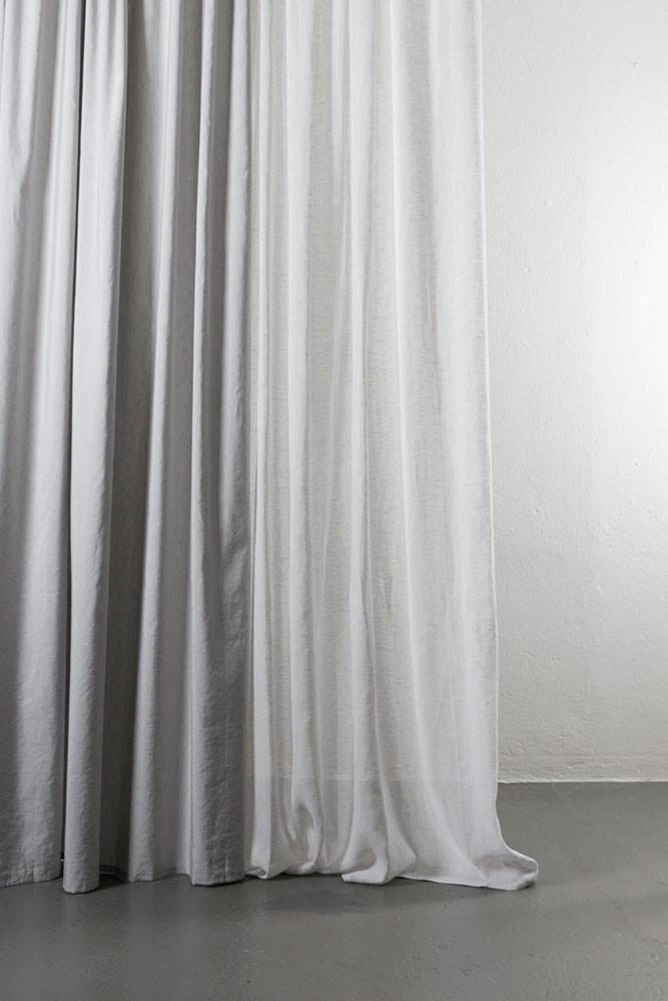 Der Azura Vorhang vereint 56% Baumwolle und 44% Leinen, bietet einen eleganten Schimmer und lässt sanft Licht durch, ohne transparent zu sein.