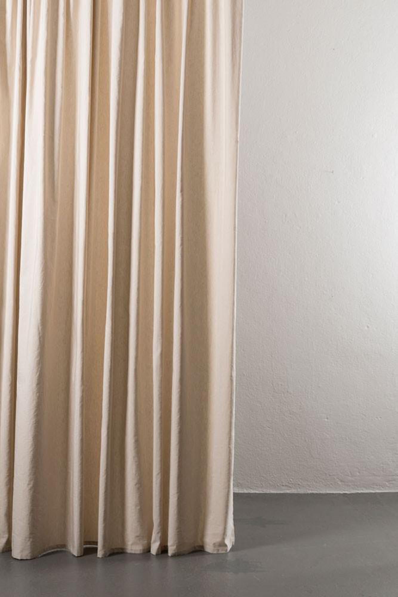 Eleganter Azura Vorhang aus 56% Baumwolle und 44% Leinen. Mit feinem Schimmer und optimalem Lichtspiel für ein harmonisches Wohnambiente.