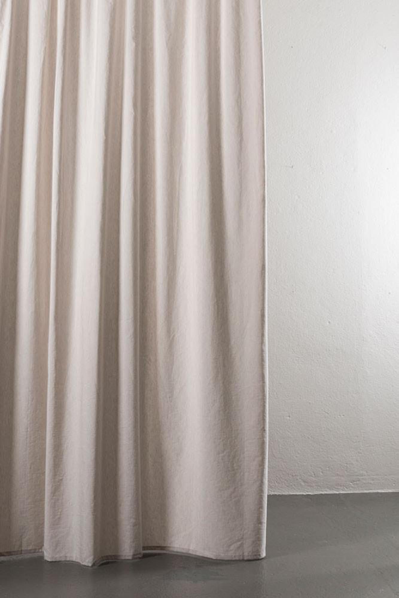 Eleganter Azura Vorhang aus 56% Baumwolle und 44% Leinen. Hochwertige Verarbeitung mit subtilen Schimmer und idealem Lichtdurchlass.