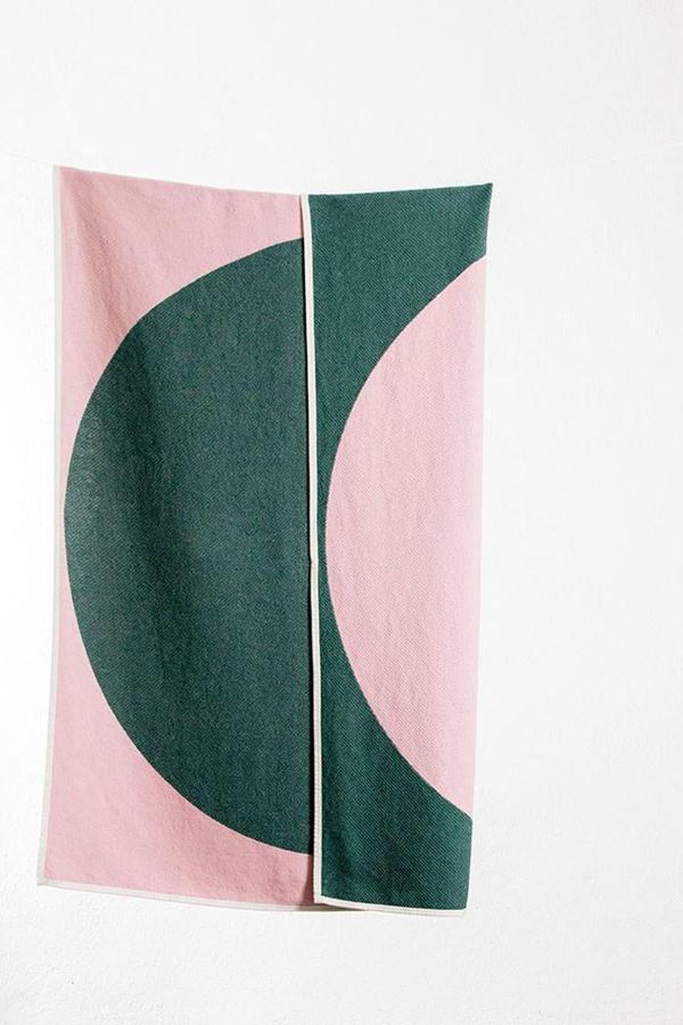 Erleben Sie die stilvolle Baumwolldecke Fuji von ZigZagZurich – ein elegantes, atmungsaktives Accessoire, das Komfort und japanisches Design vereint.