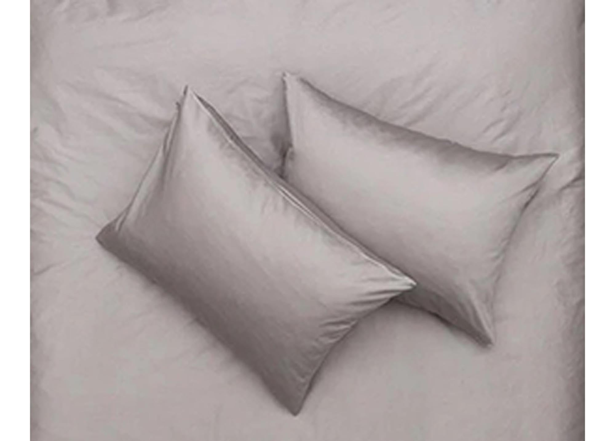 Luxuriöser Satin-Kissenbezug von ZigZagZurich für traumhaften Schlaf.