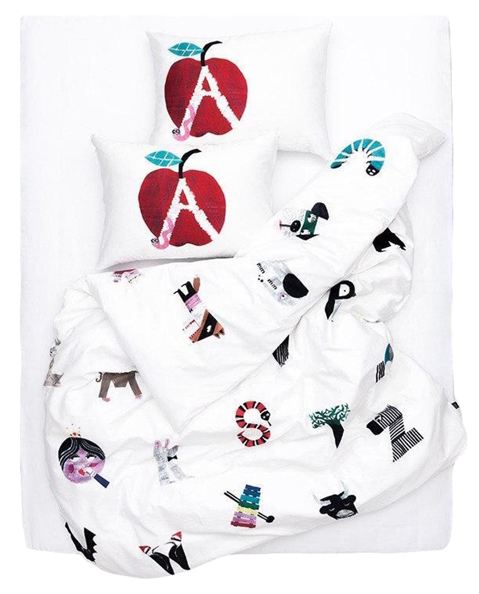 Farbenfrohe Alphabet-Bettwäsche von ZigZagZurich für Kinderträume.