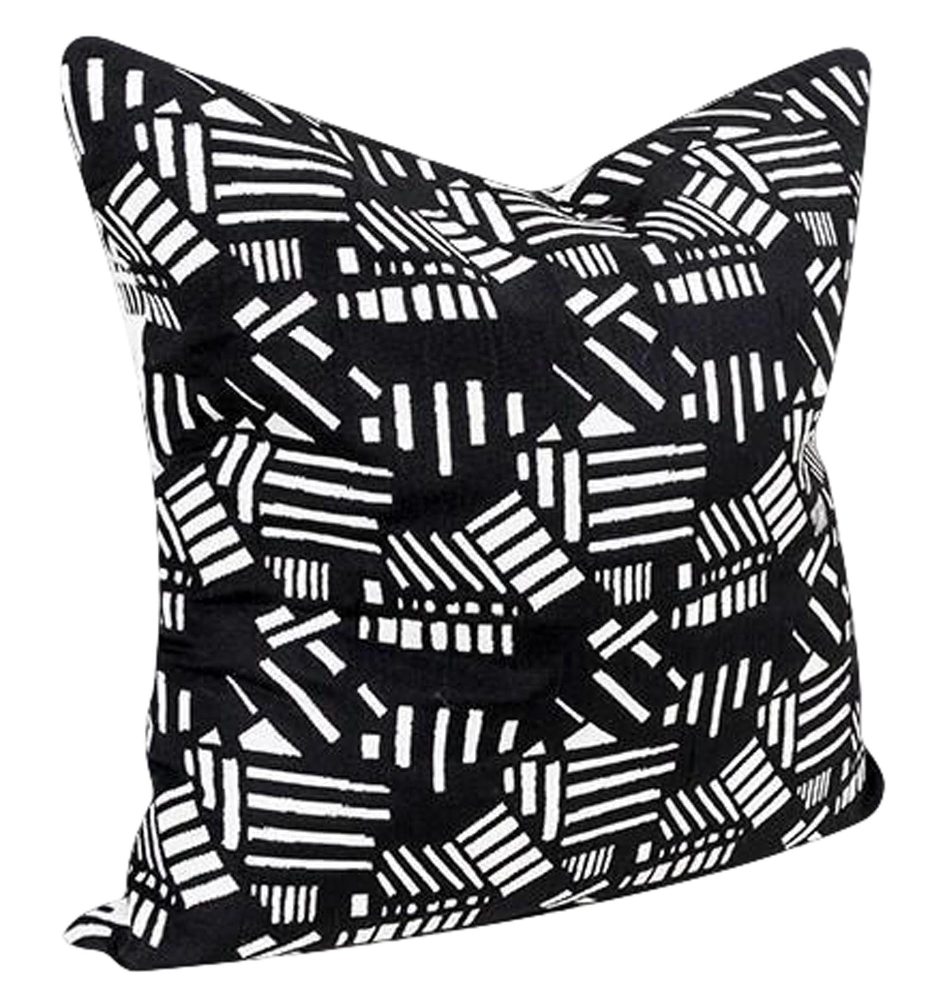 Eleganter Kissenbezug aus langlebigem Trevira CS, gefertigt in Italien. Zeitloses Design, ideal für drinnen und draussen.