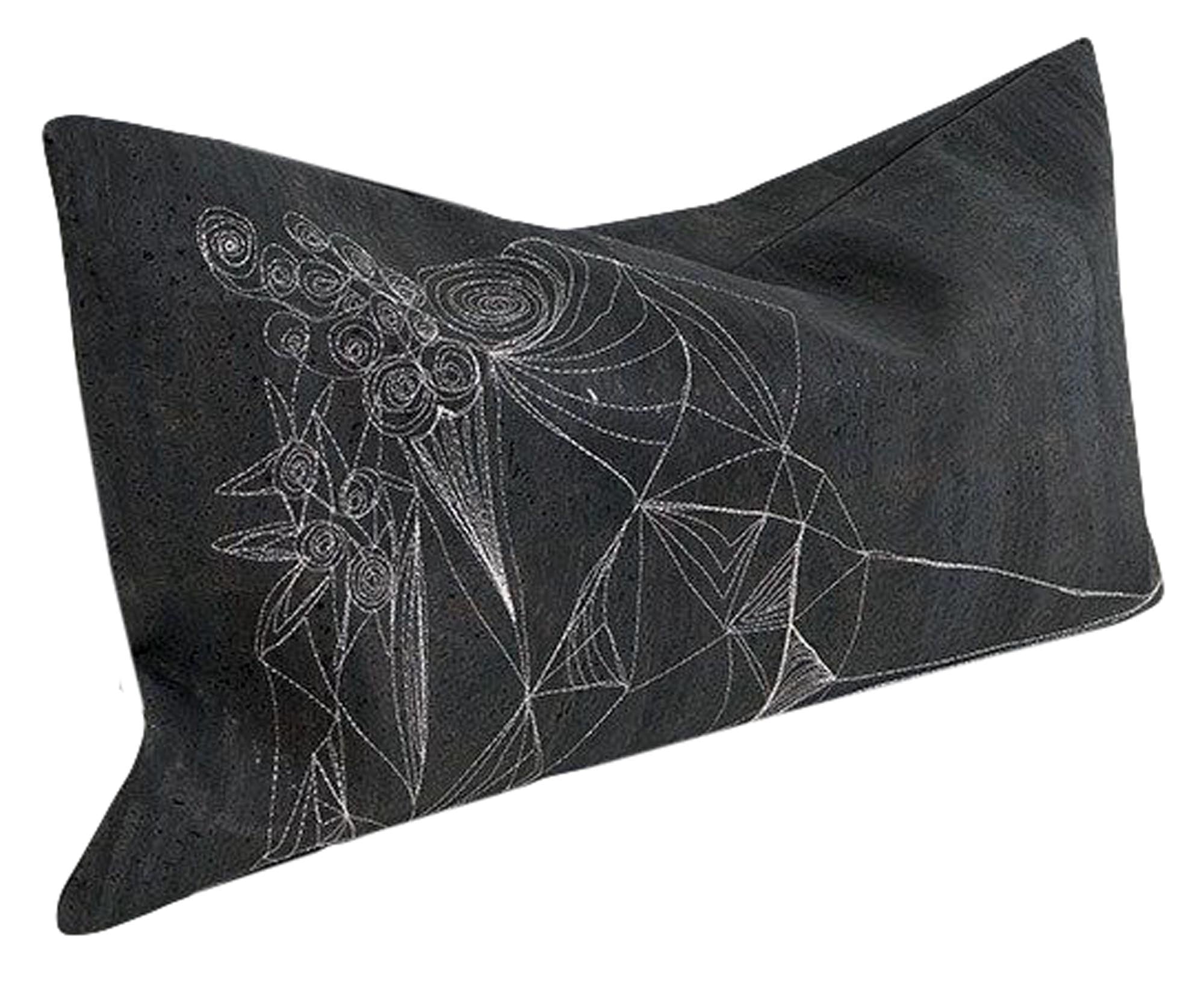 Exklusiver Kork-Kissenbezug von ZigZagZurich, kunstvoll handgestickt.