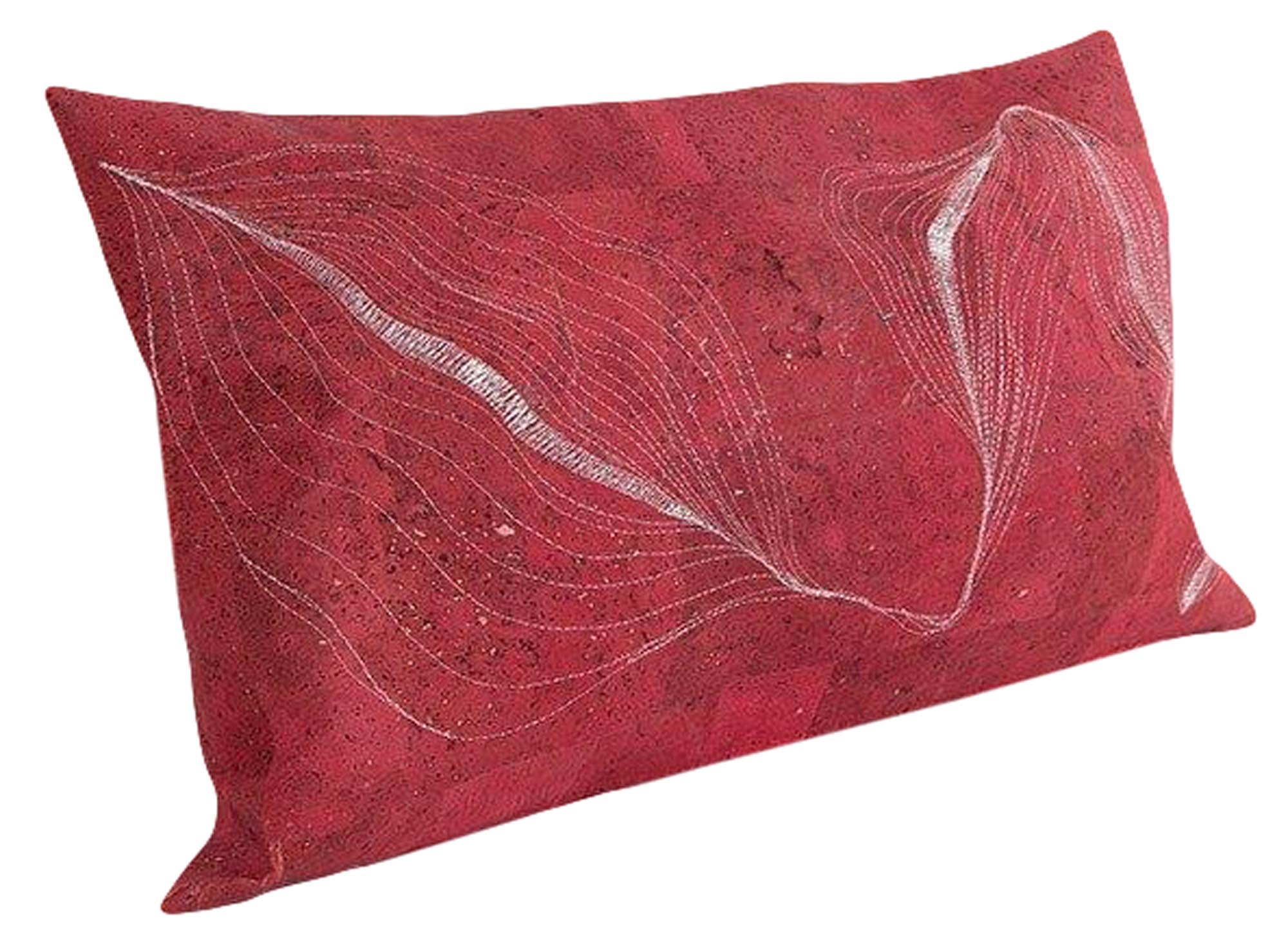 Exklusiver Kork-Kissenbezug von ZigZagZurich, kunstvoll handbestickt.