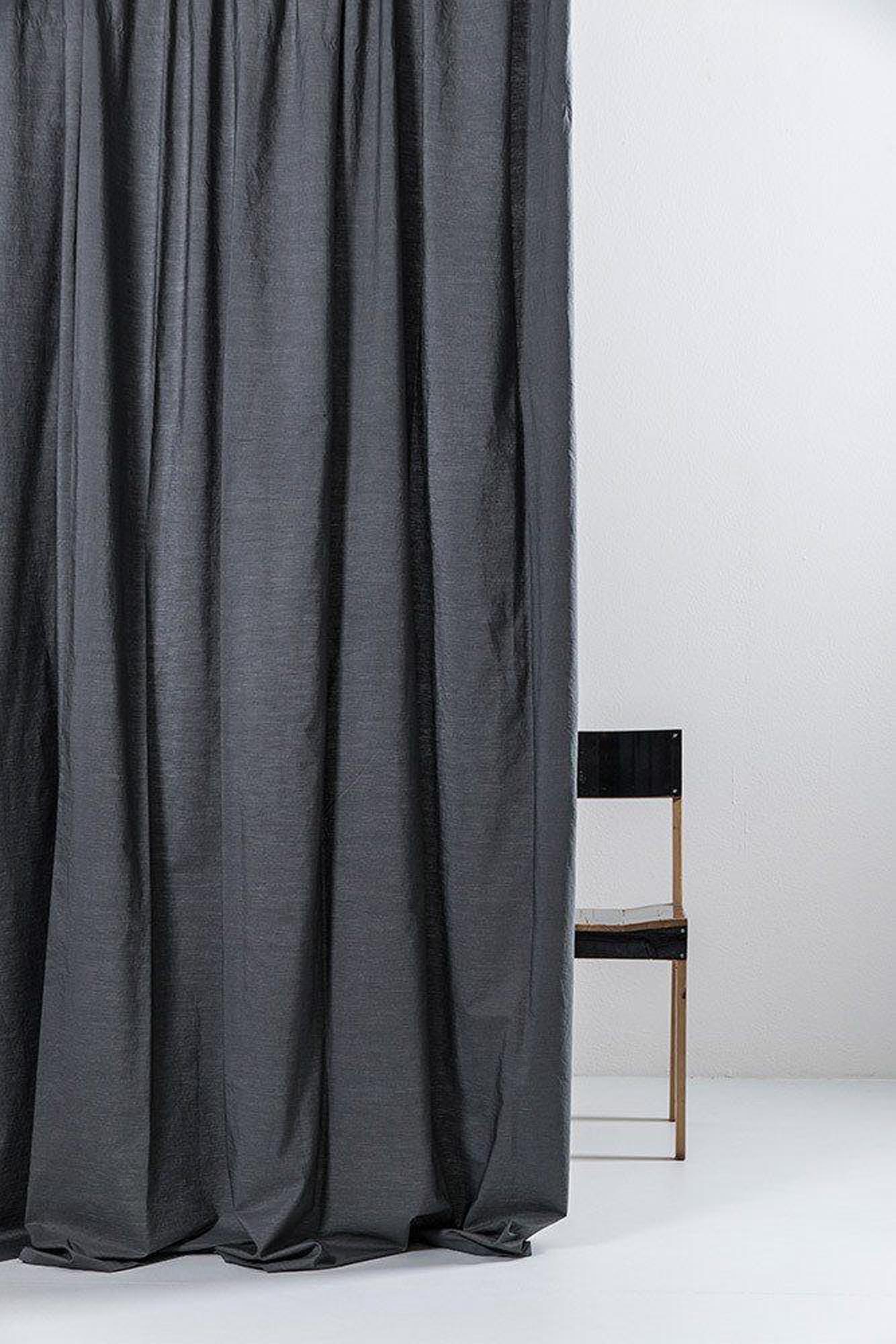 Eleganter grauer Vorhang aus hochwertiger ägyptischer Baumwolle, handgefertigt in Italien. Ideal für stilvolle Fensterdekoration und optimalen Lichtschutz.