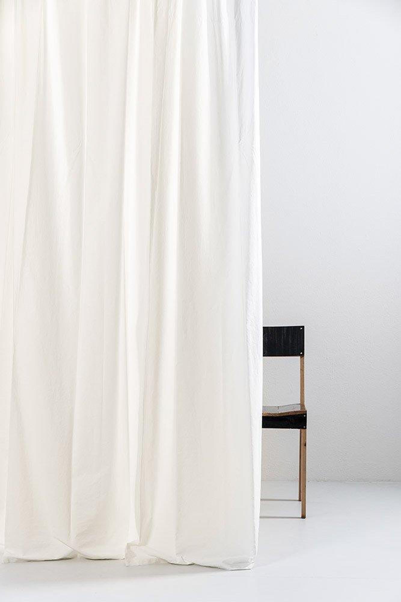 Eleganter Baumwollvorhang in Weiss/Sand von ZigZagZurich, handgefertigt aus hochwertiger ägyptischer Baumwolle für stilvolle Fensterdekoration.