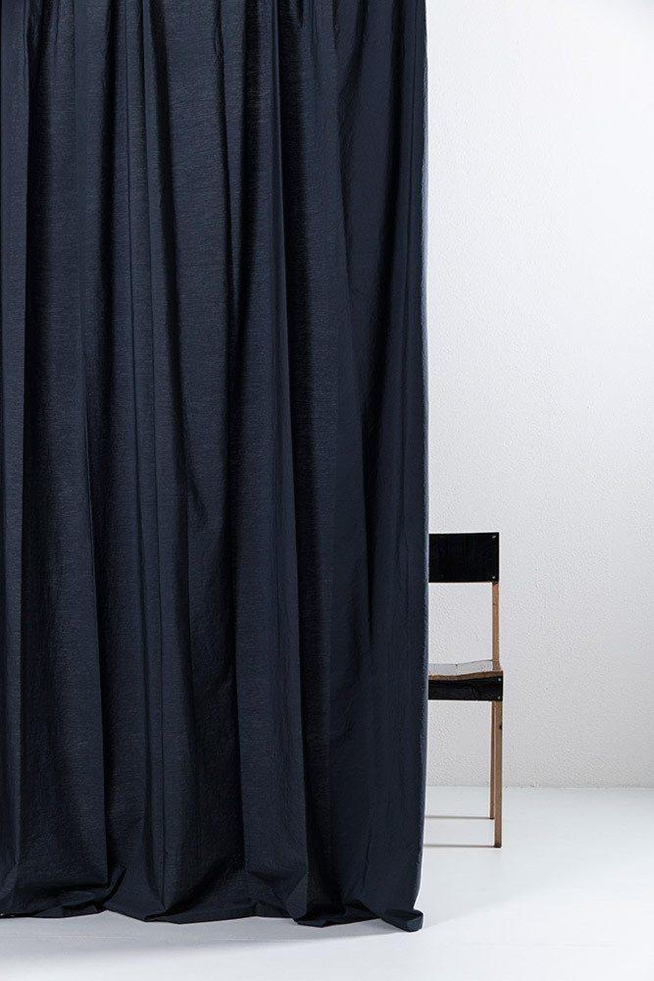 Eleganter blauer Vorhang aus feiner ägyptischer Baumwolle von ZigZagZurich – ideal für stilvolle Fensterdekoration.