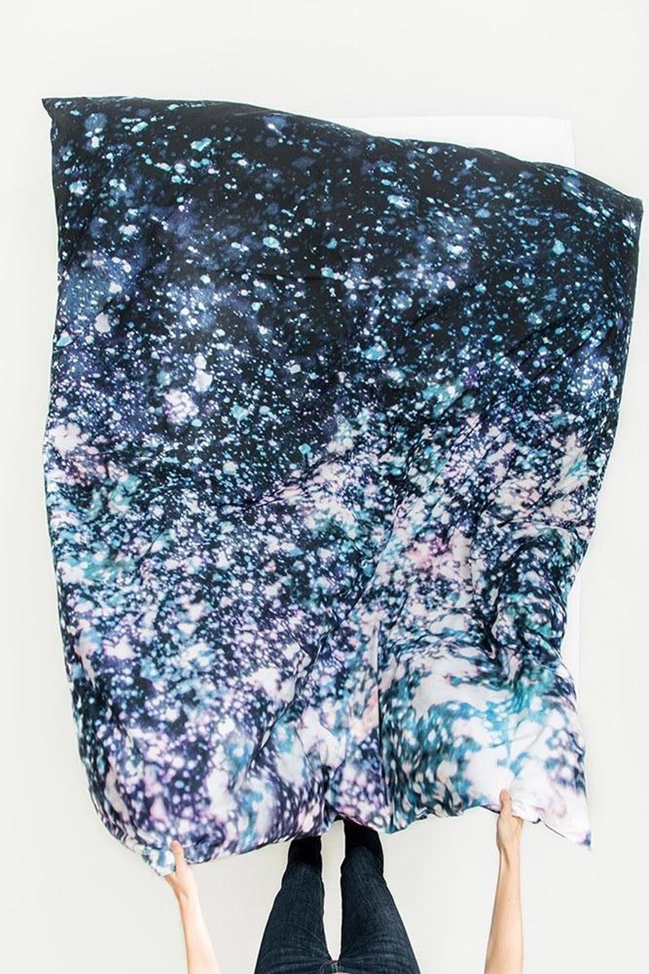 Erleben Sie grenzenlose Träume mit dem Kissenbezug Asleep in the Stars von ZigZagZurich – für ein magisches Schlafambiente.