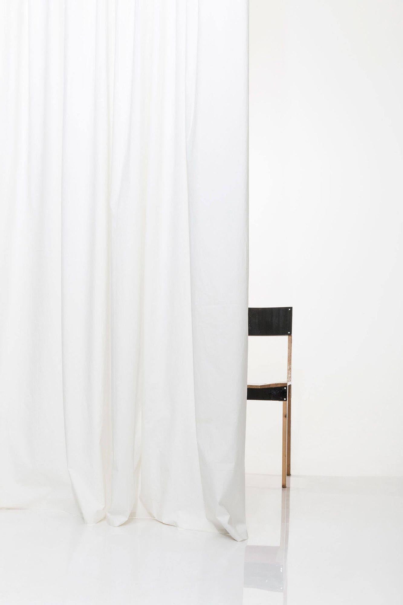 Eleganter Baumwollvorhang in Weiss/Sand von ZigZagZurich, handgefertigt in Italien. Ideal für stilvolle Fensterdekoration und Lichtregulierung.