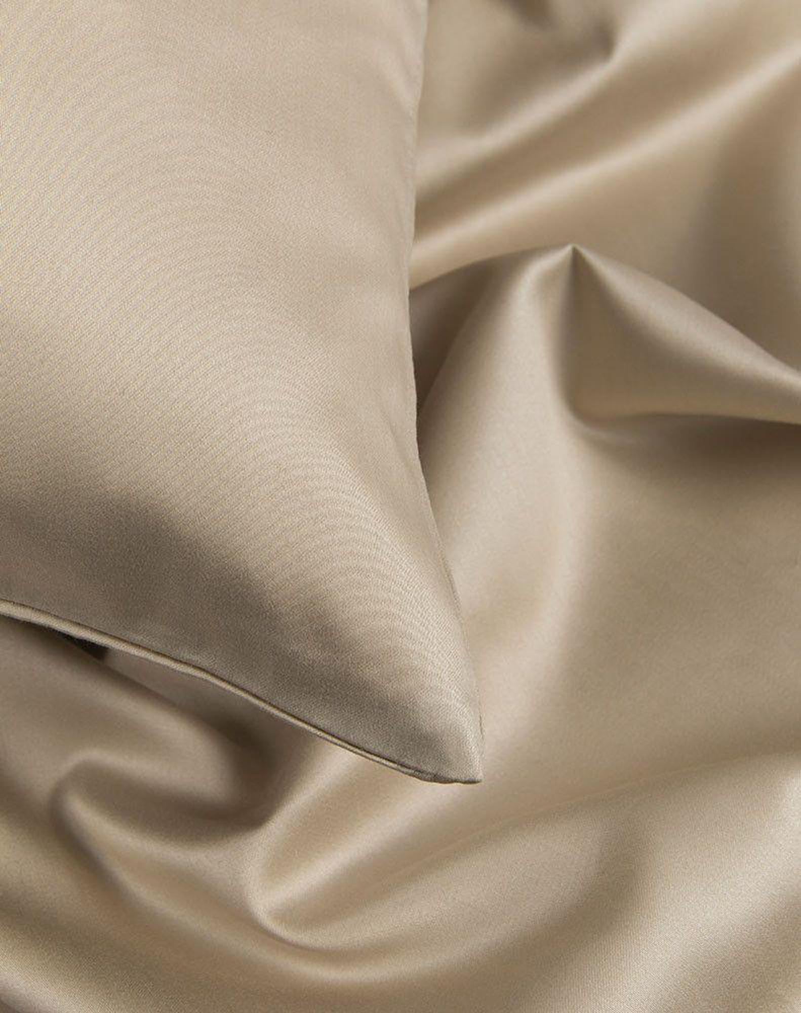 Erleben Sie den Komfort des Satin-Fixleintuchs von ZigZagZurich – für erholsame Nächte und stilvolles Schlafzimmerdesign.