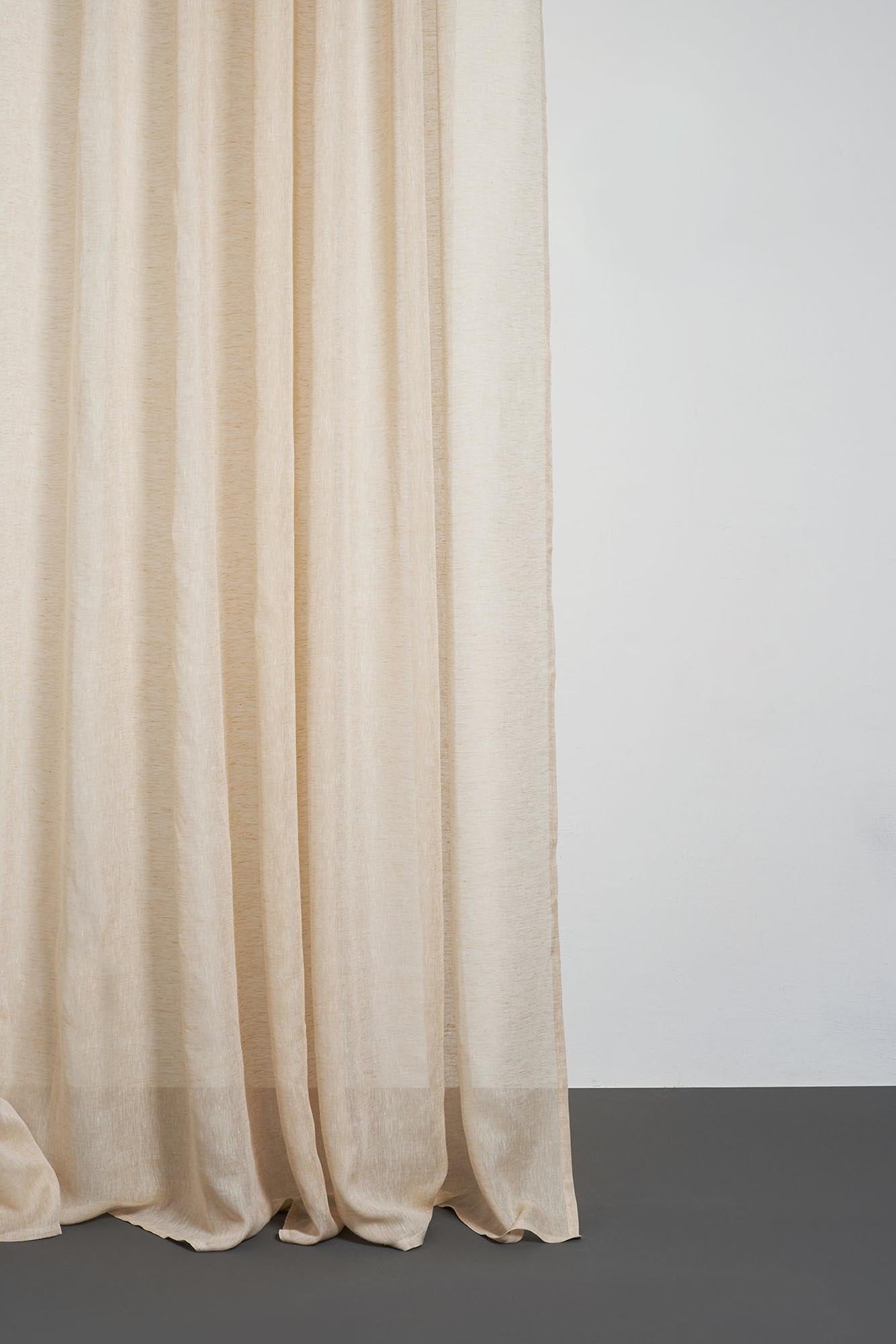 Entdecken Sie den eleganten Leinenvorhang von ZigZagZurich – ein harmonisches Design, das Ihrem Raum eine warme, natürliche Atmosphäre verleiht.