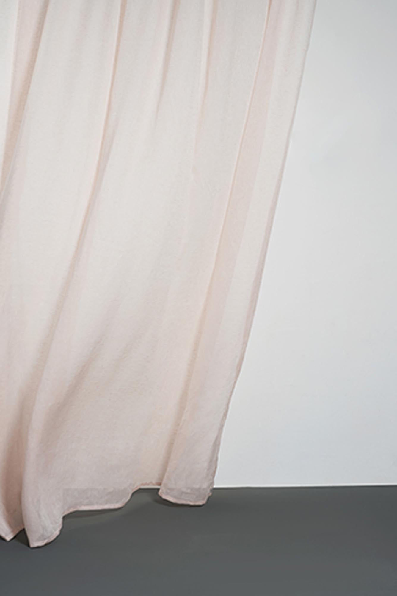 Entdecken Sie den eleganten Leinenvorhang von ZigZagZurich, handgefertigt in Italien aus hochwertigem, zertifiziertem Qualitätsleinen. Ideal für ein stilvolles Zuhause.