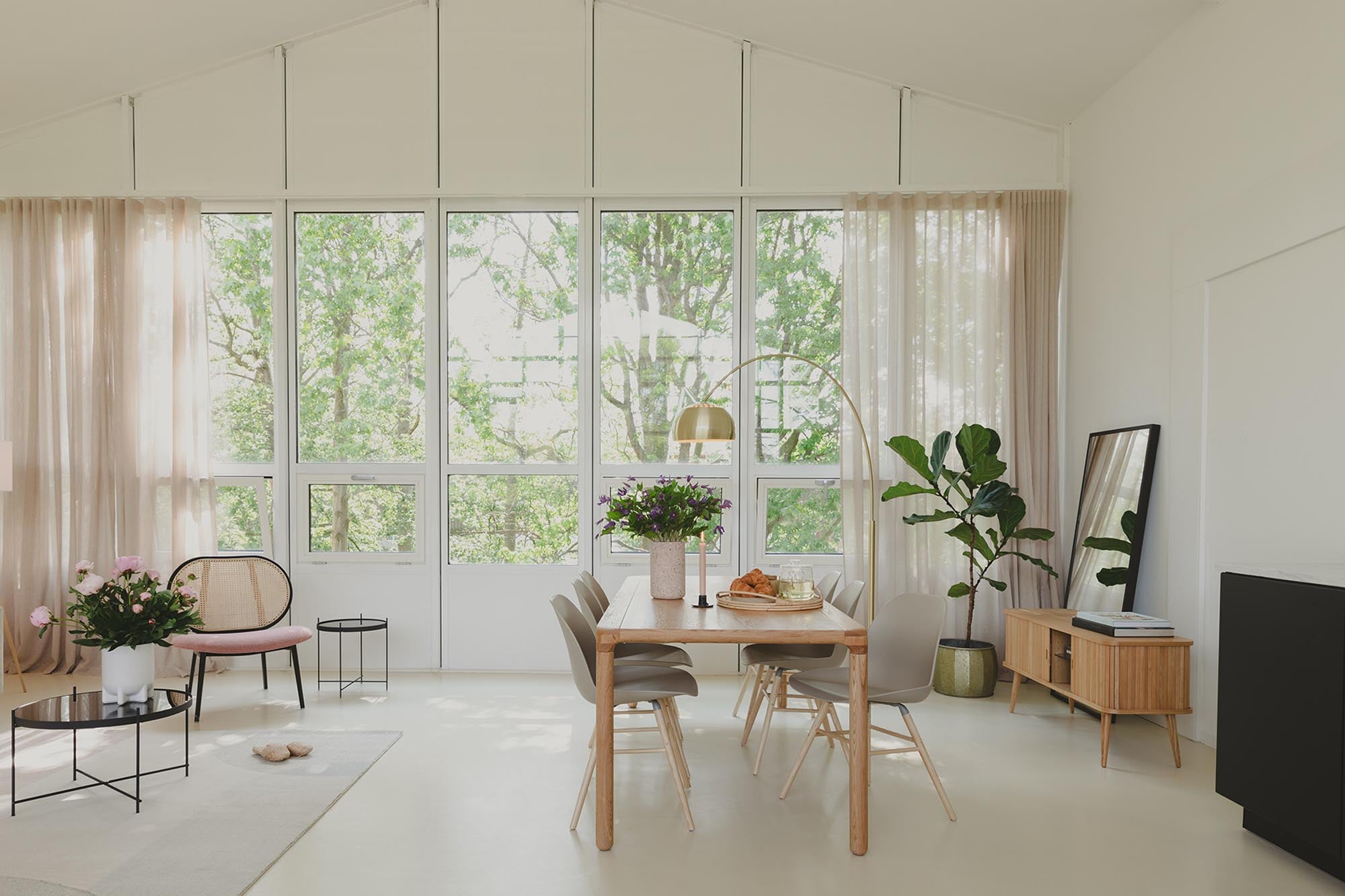 Stuhl Albert Kuip von Zuiver: Modernes Design trifft auf zeitlose Eleganz. Ideal für Esszimmer, Büro und Wohnbereich.