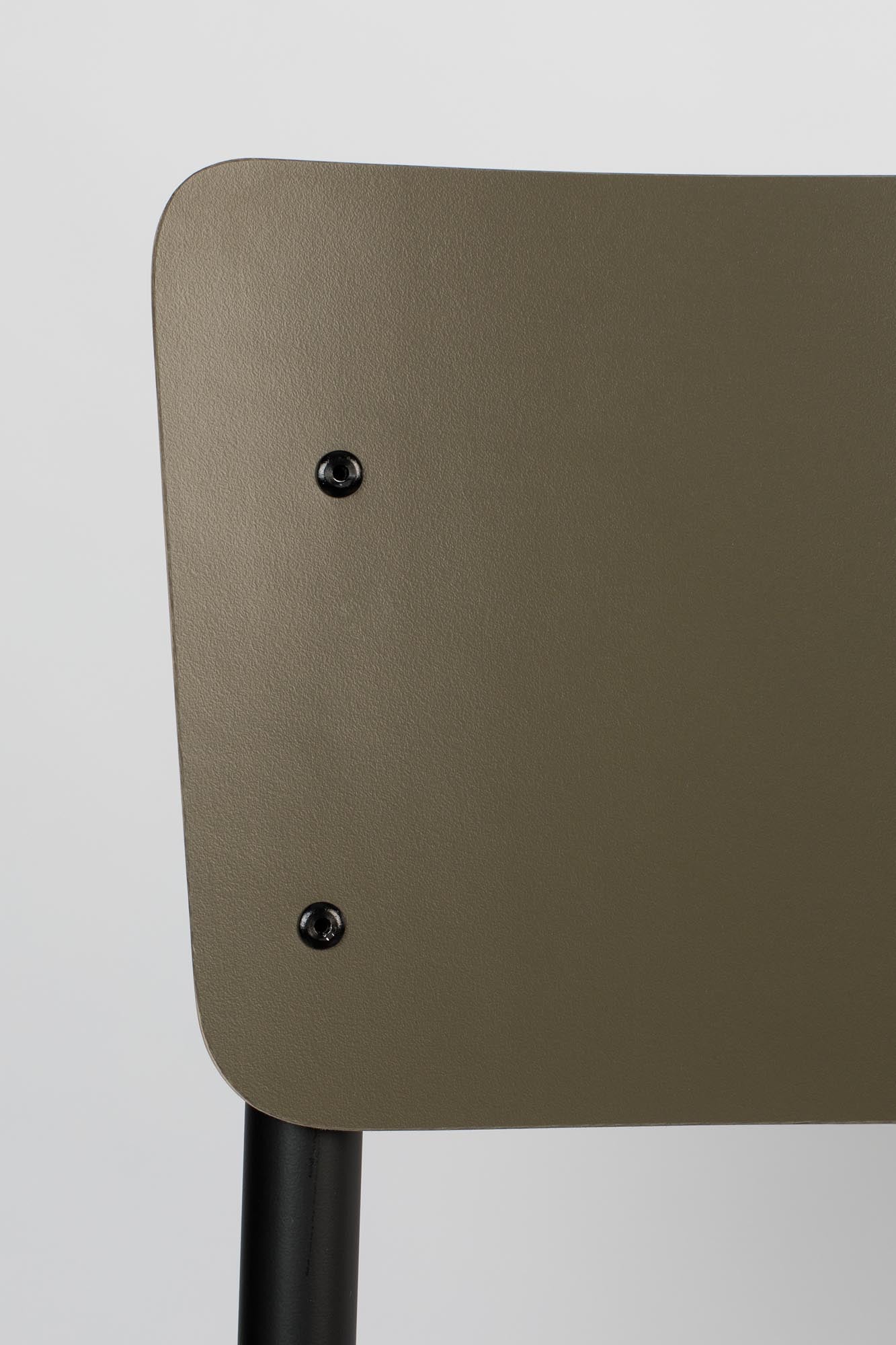 Der "Back to School" Stuhl von Zuiver: Modernes Design trifft auf nostalgischen Charme. Ideal für Esszimmer, Büro oder kreative Räume.