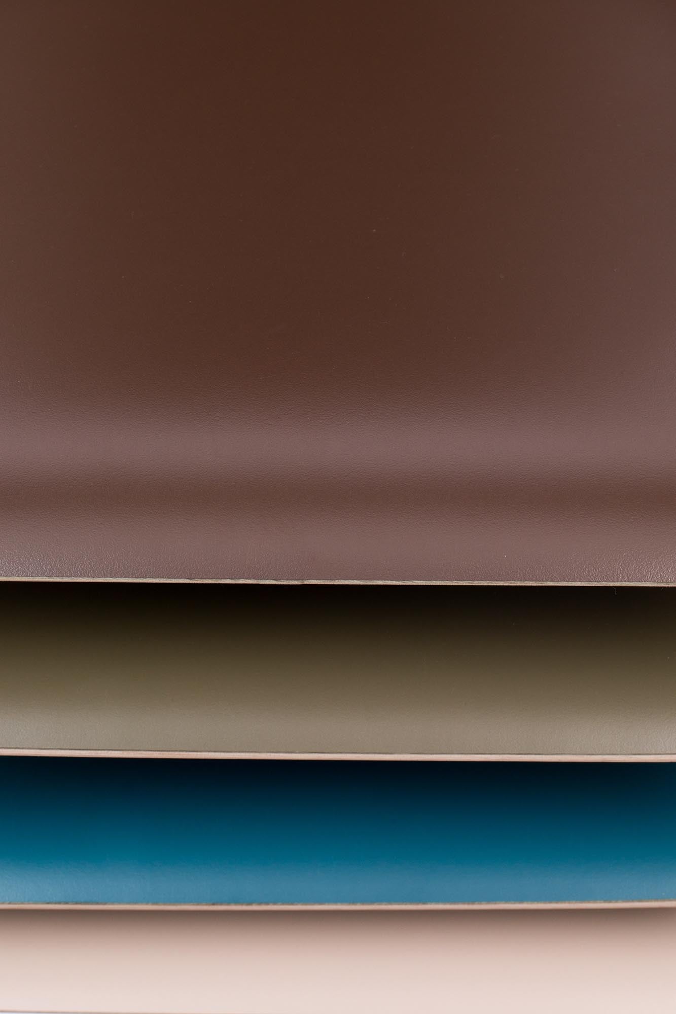 Der "Back to School" Stuhl von Zuiver: Modernes Design trifft auf nostalgischen Charme. Ideal für Esszimmer, Büro oder kreative Räume.