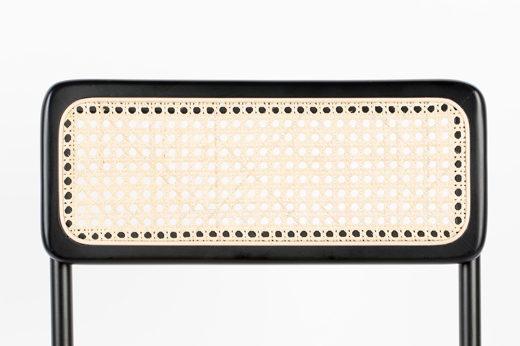 Der Jort Stuhl von Zuiver besticht durch modernes Design und eine elegante Rattan-Optik, ideal für stilvolle Wohnräume.