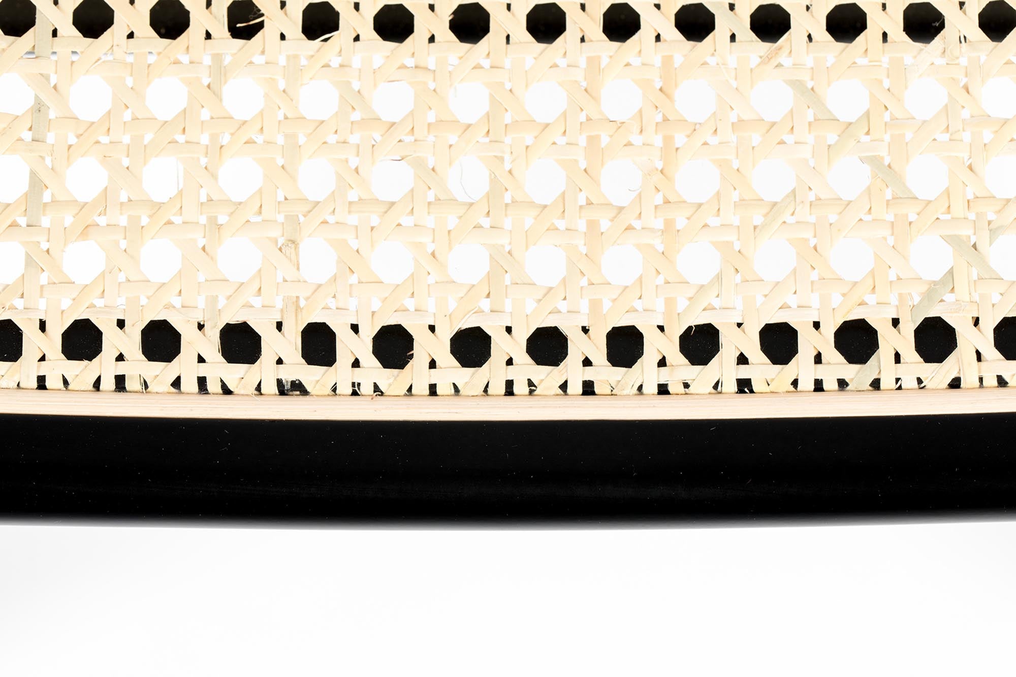 Der Stuhl Jort von Zuiver besticht durch sein modernes Design und die stilvolle Rattan-Optik, ideal für stilvolle Wohnräume.