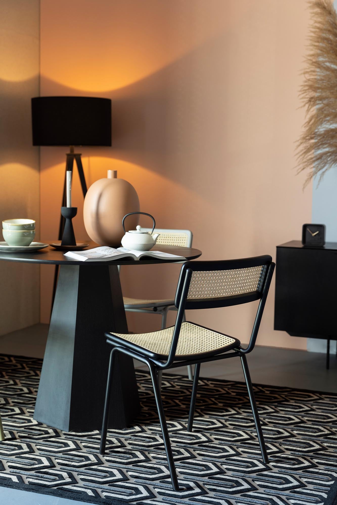 Entdecken Sie den stilvollen Stuhl Jort von Zuiver – eine perfekte Kombination aus modernem Chic und Komfort für jedes Zuhause.