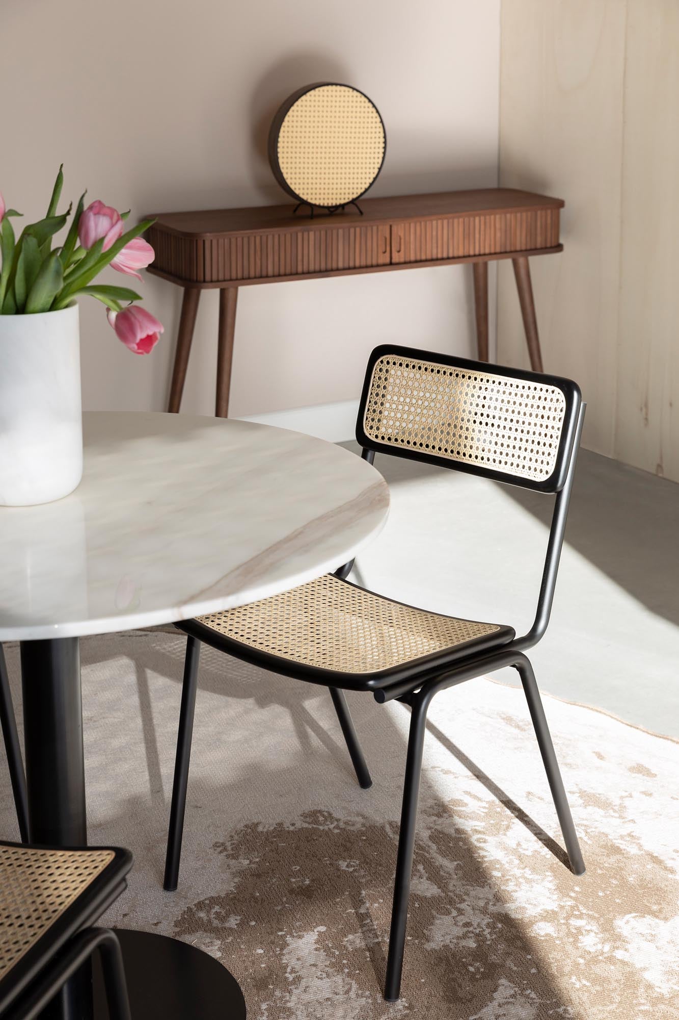 Der Stuhl Jort von Zuiver vereint modernes Design mit hervorragendem Sitzkomfort – ideal für jedes Zuhause.