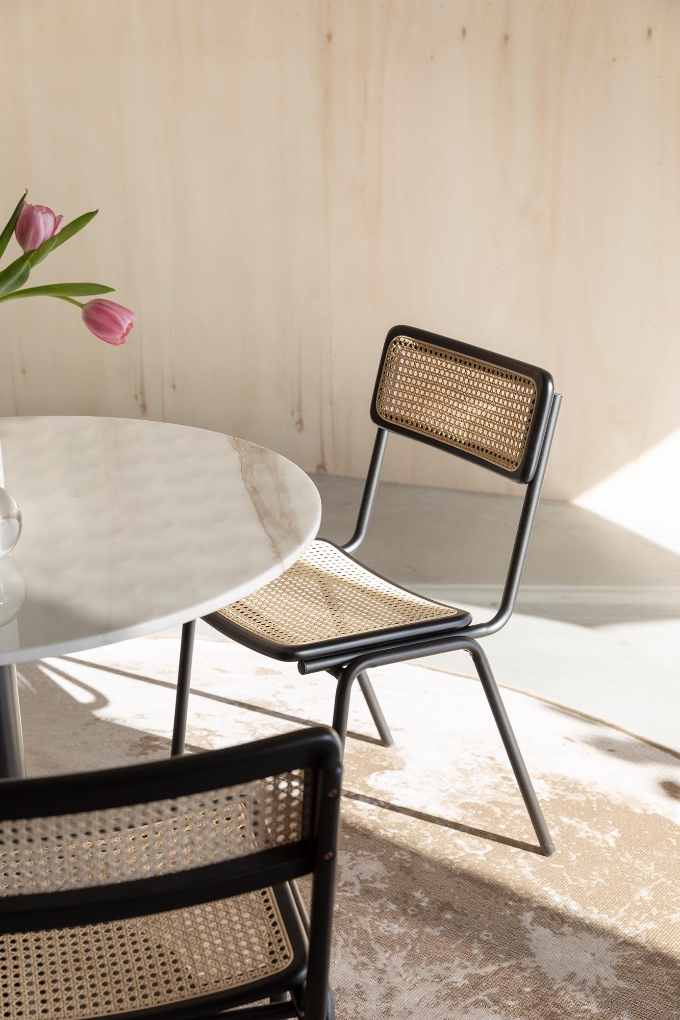 Der Jort Stuhl von Zuiver besticht durch sein stilvolles Design und hohen Komfort – perfekt für stilbewusste Wohnräume.