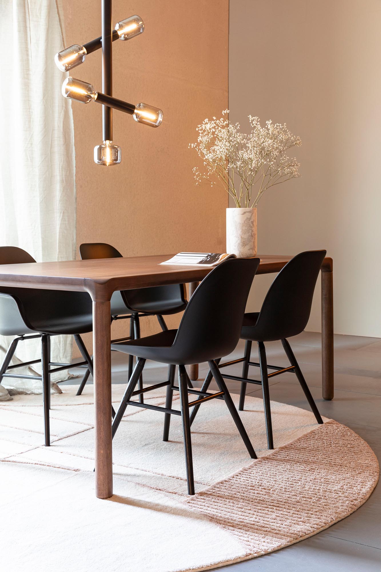 Der Albert Kuip Stuhl von Zuiver vereint stilvolle Ästhetik mit hohem Sitzkomfort – ideal für moderne Wohnräume.