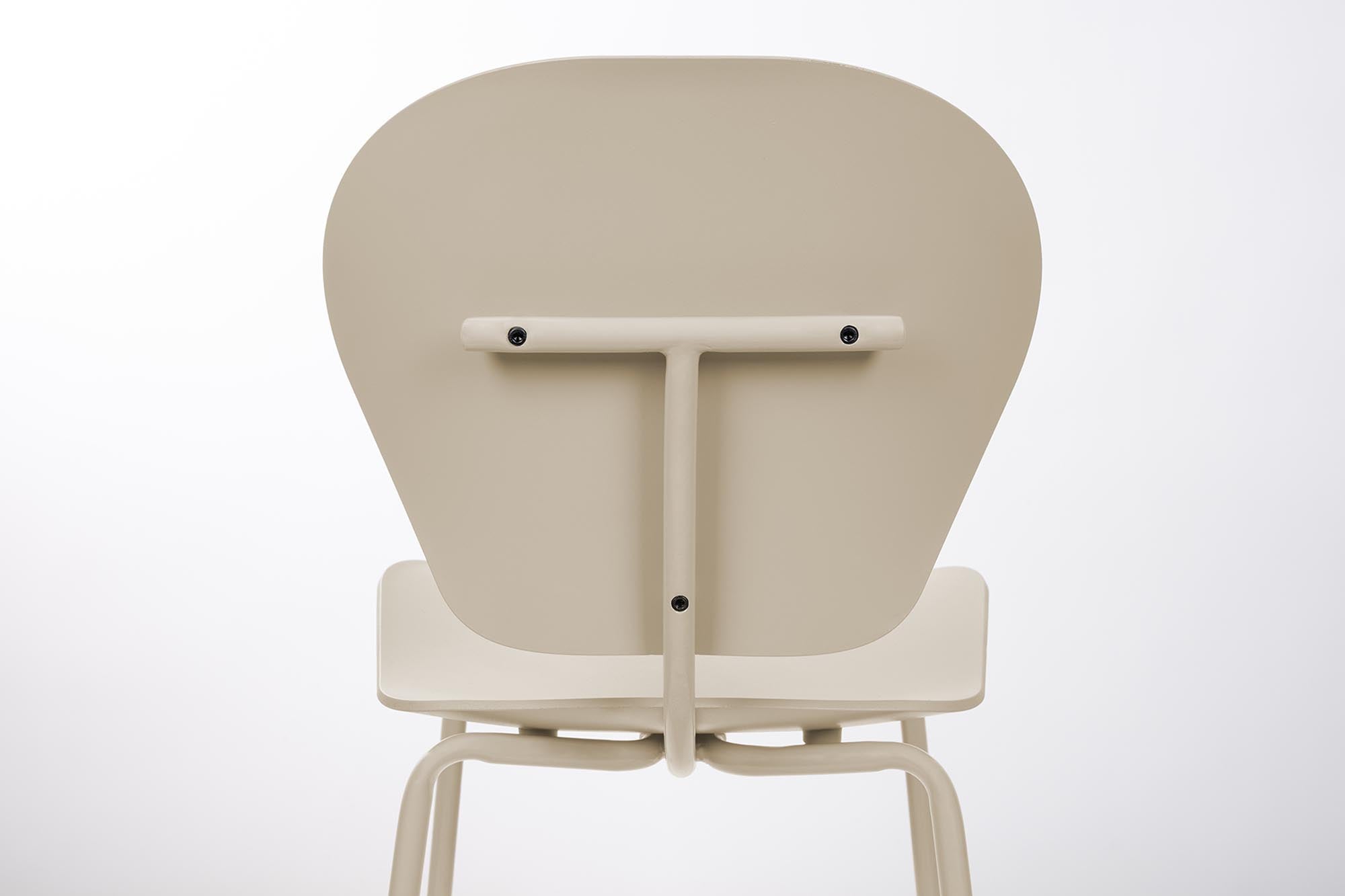 Der Stuhl The Ocean von Zuiver kombiniert elegantes Design mit umweltfreundlichen Materialien. Ideal für ein modernes Wohnambiente.