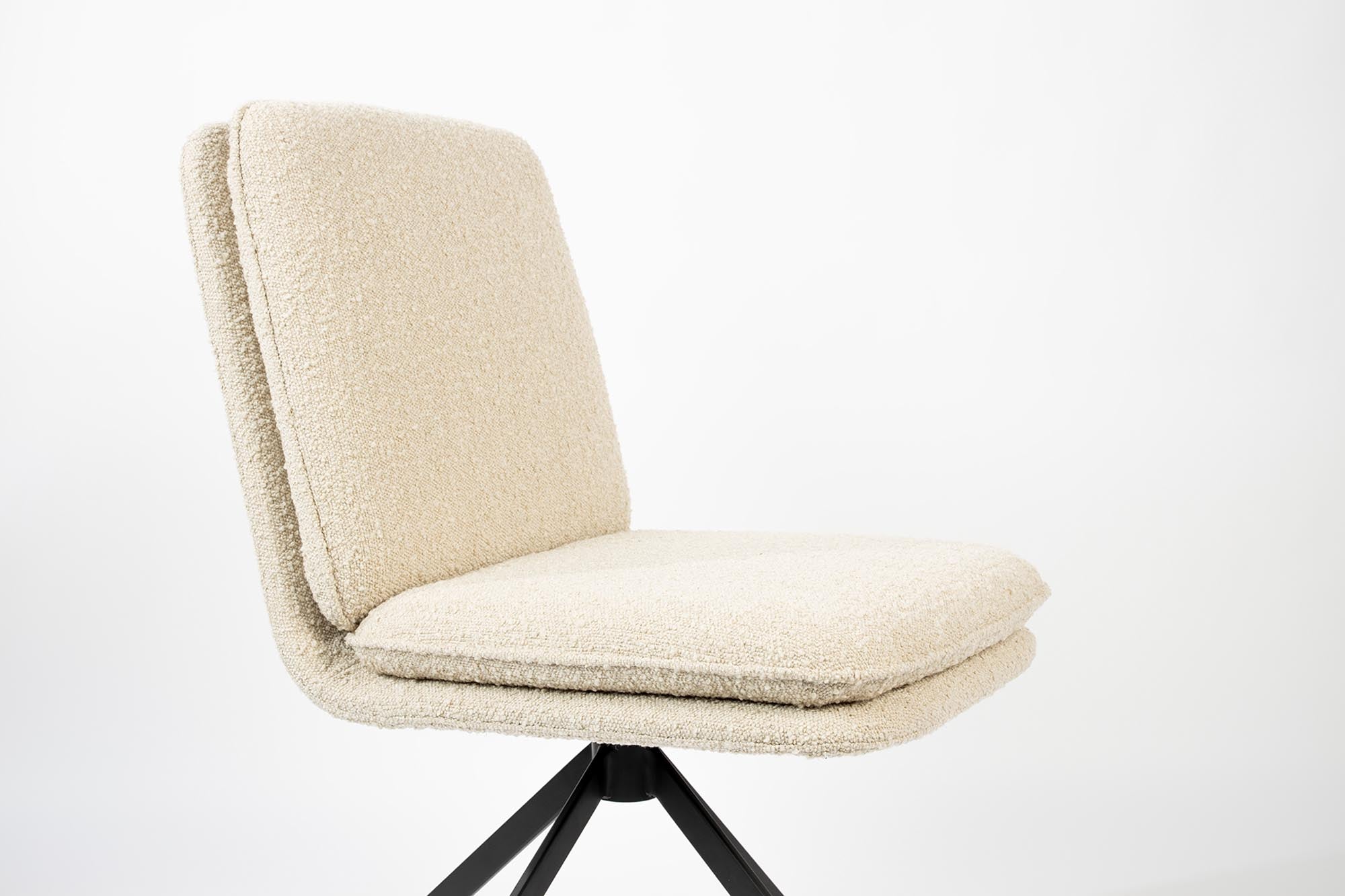 Entdecken Sie den Stuhl Tyler von Zuiver – eine stilvolle Kombination aus modernem Design und optimalem Sitzkomfort für Ihr Zuhause.