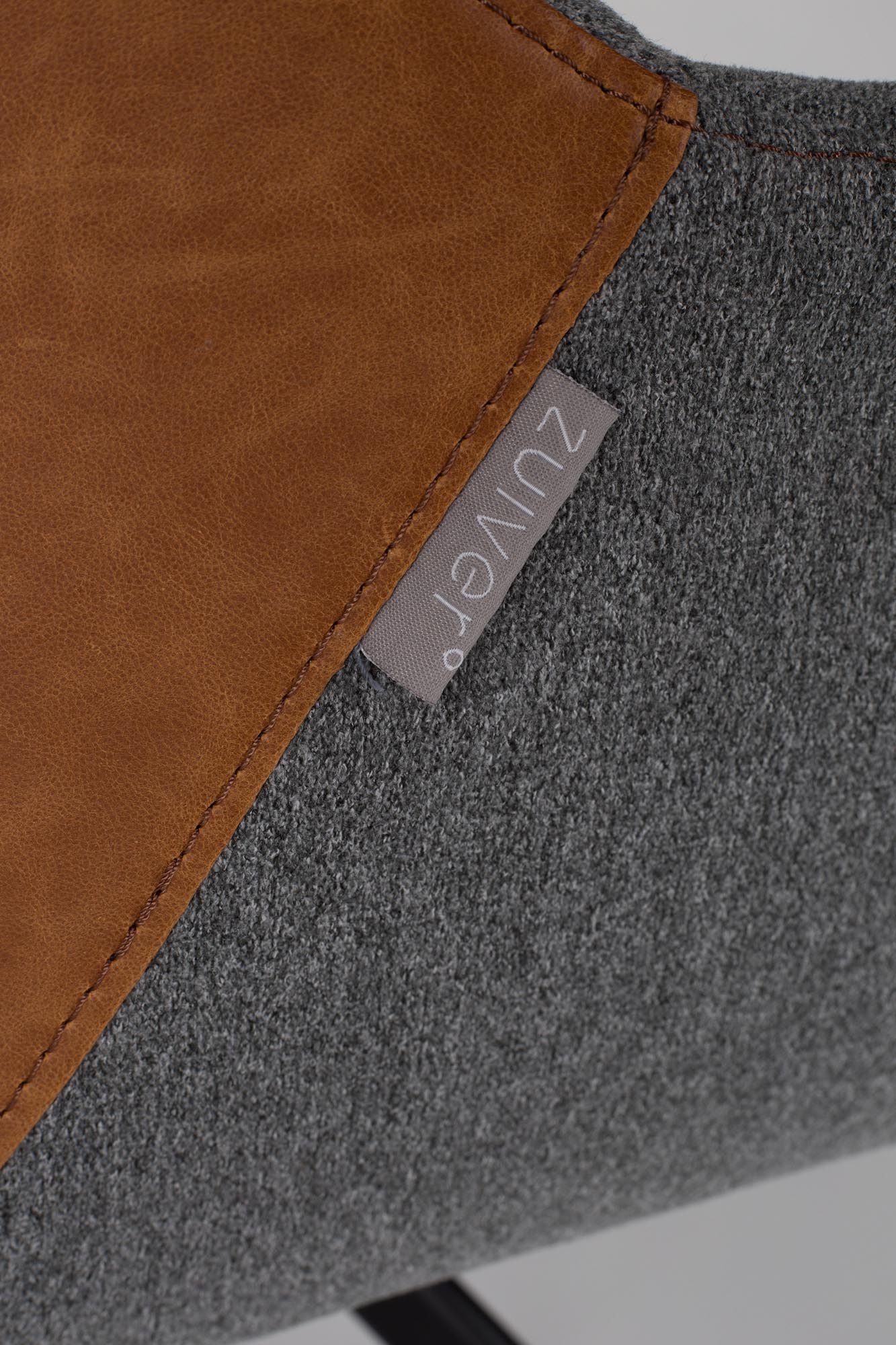 Stylischer Armlehnstuhl Doulton von Zuiver: Hochwertige Materialien, ergonomisches Design und vielfältige Farben für Ihr Zuhause.