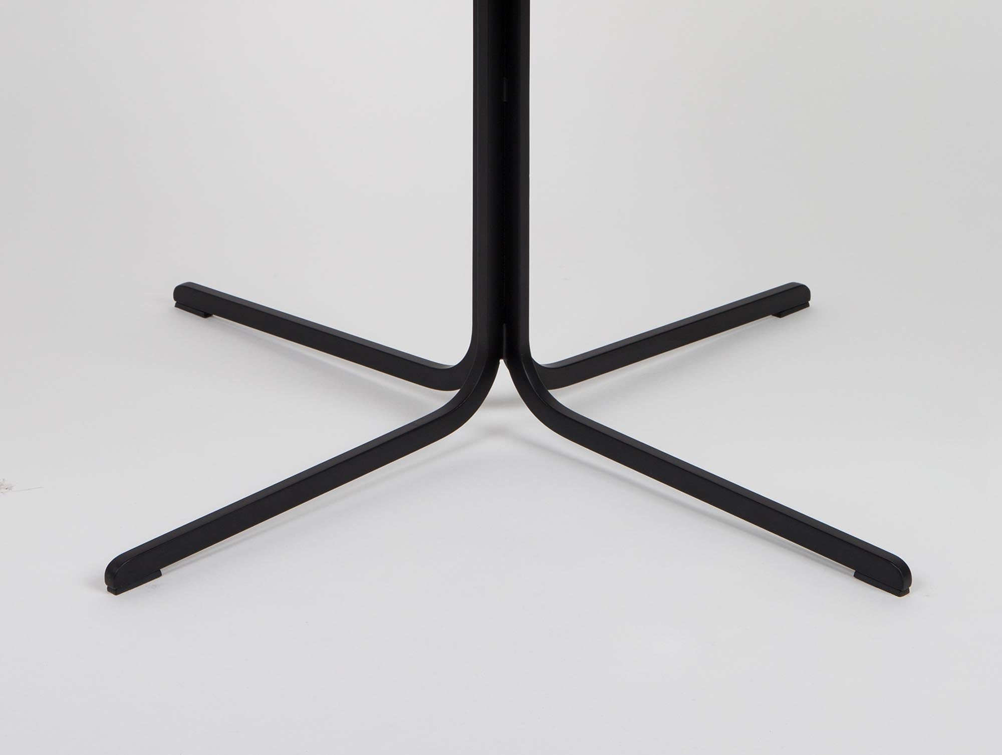 Erleben Sie den Armlehnstuhl Nikki von Zuiver – stilvoll, bequem und ideal für Esszimmer, Büro oder Wohnzimmer. Perfekt für jedes Zuhause!