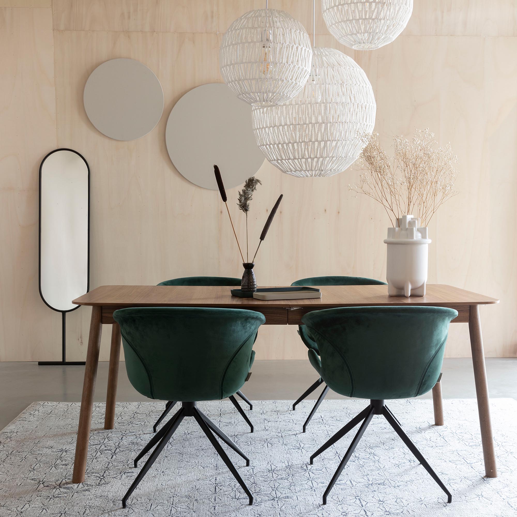 Der Armlehnstuhl Mia von Zuiver vereint stilvolles Design mit hohem Sitzkomfort – ideal für jedes moderne Zuhause.