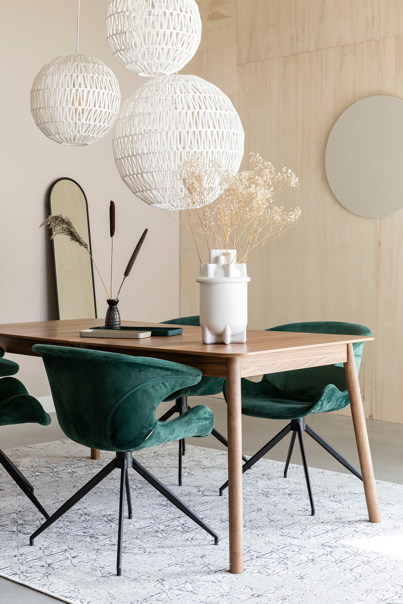 Der Armlehnstuhl Mia von Zuiver: Elegantes Design, hoher Komfort, robustes Metallgestell, ideal für Esszimmer und Büro.