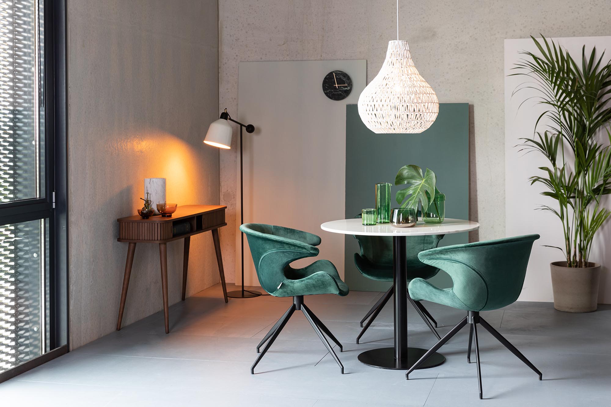 Entdecken Sie den Armlehnstuhl Mia von Zuiver: Stilvolles Design, hervorragende Bequemlichkeit und langlebige Materialien, perfekt für jeden Raum.