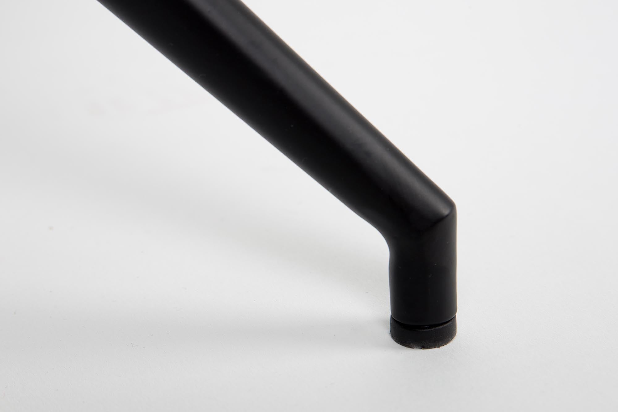 Entdecken Sie den Armlehnstuhl Mia von Zuiver: Eleganz trifft auf Komfort und verleiht Ihrem Wohnraum einen Hauch von modernem Stil.