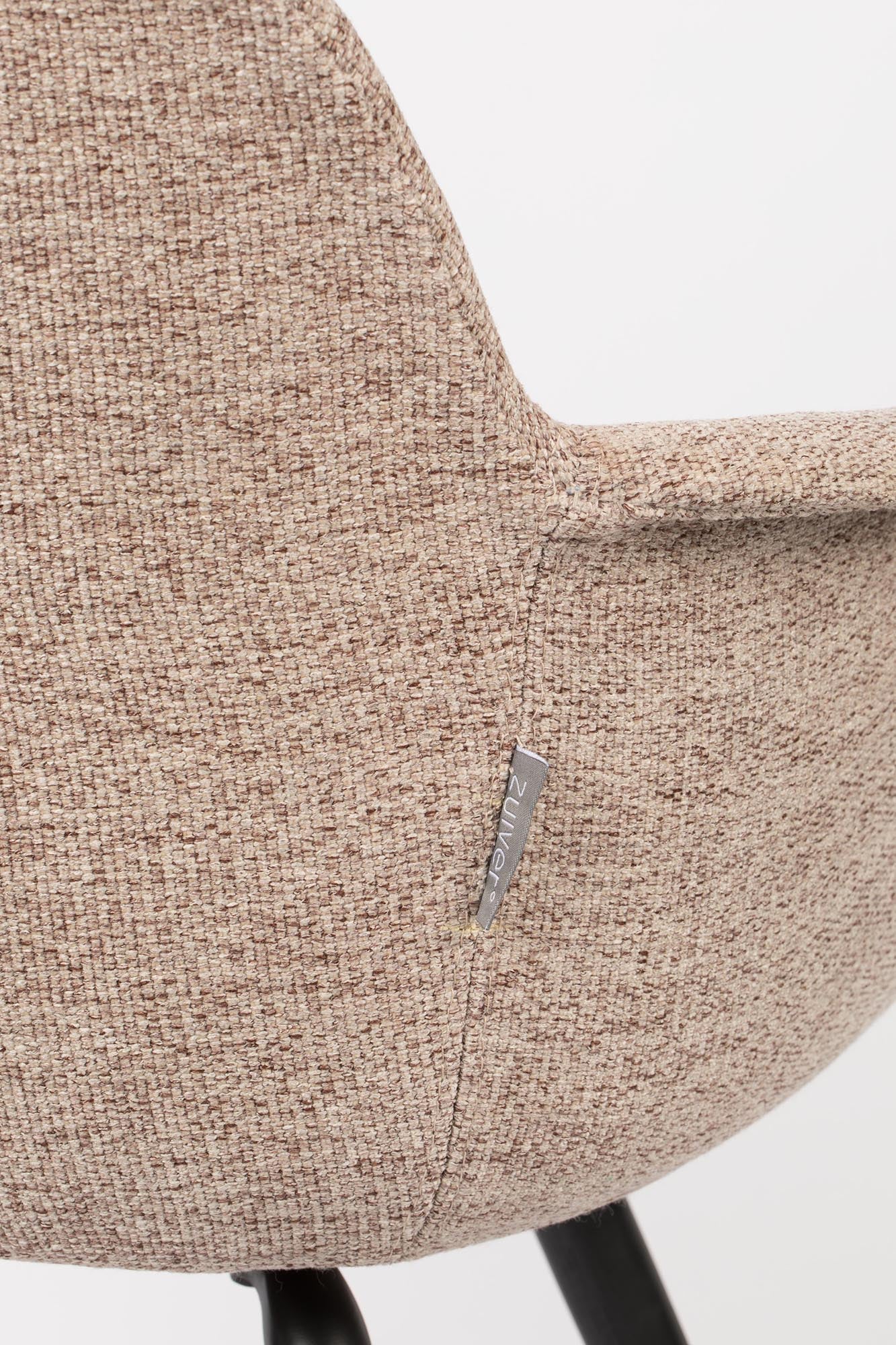 Entdecken Sie den Albert Kuip Armlehnstuhl von Zuiver – gepolstert, elegant und perfekt für Ihr modernes Zuhause. Komfort trifft auf zeitgemäßes Design.