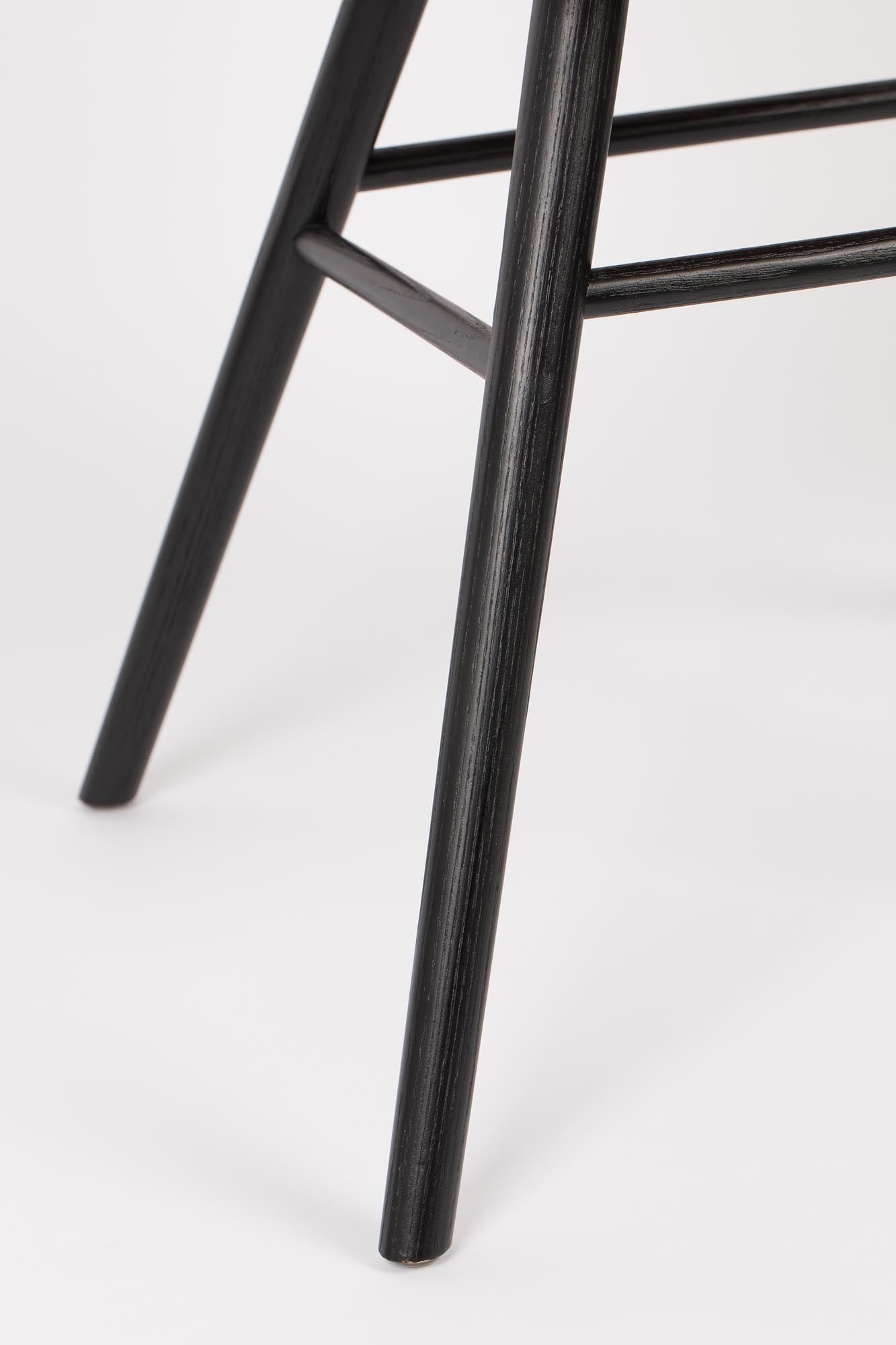 Der gepolsterte Albert Kuip Armlehnstuhl von Zuiver vereint stilvolle Eleganz mit hohem Sitzkomfort – ideal für jedes moderne Interieur.