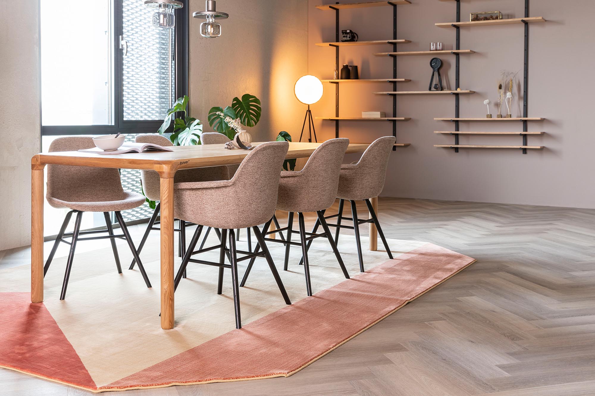 Der stilvolle Albert Kuip Armlehnstuhl von Zuiver bietet Komfort und modernes Design mit gepolsterter Sitzfläche und eleganten Armlehnen.