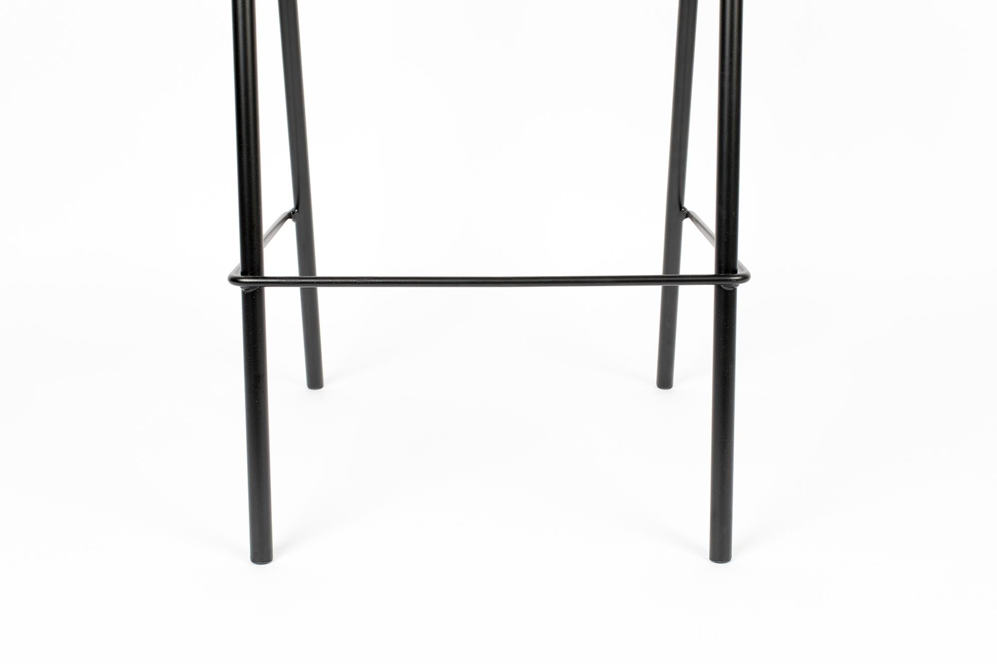 Entdecken Sie den Barstuhl Jort von Zuiver – stilvoll, komfortabel und perfekt für jede moderne Bar oder Küche.