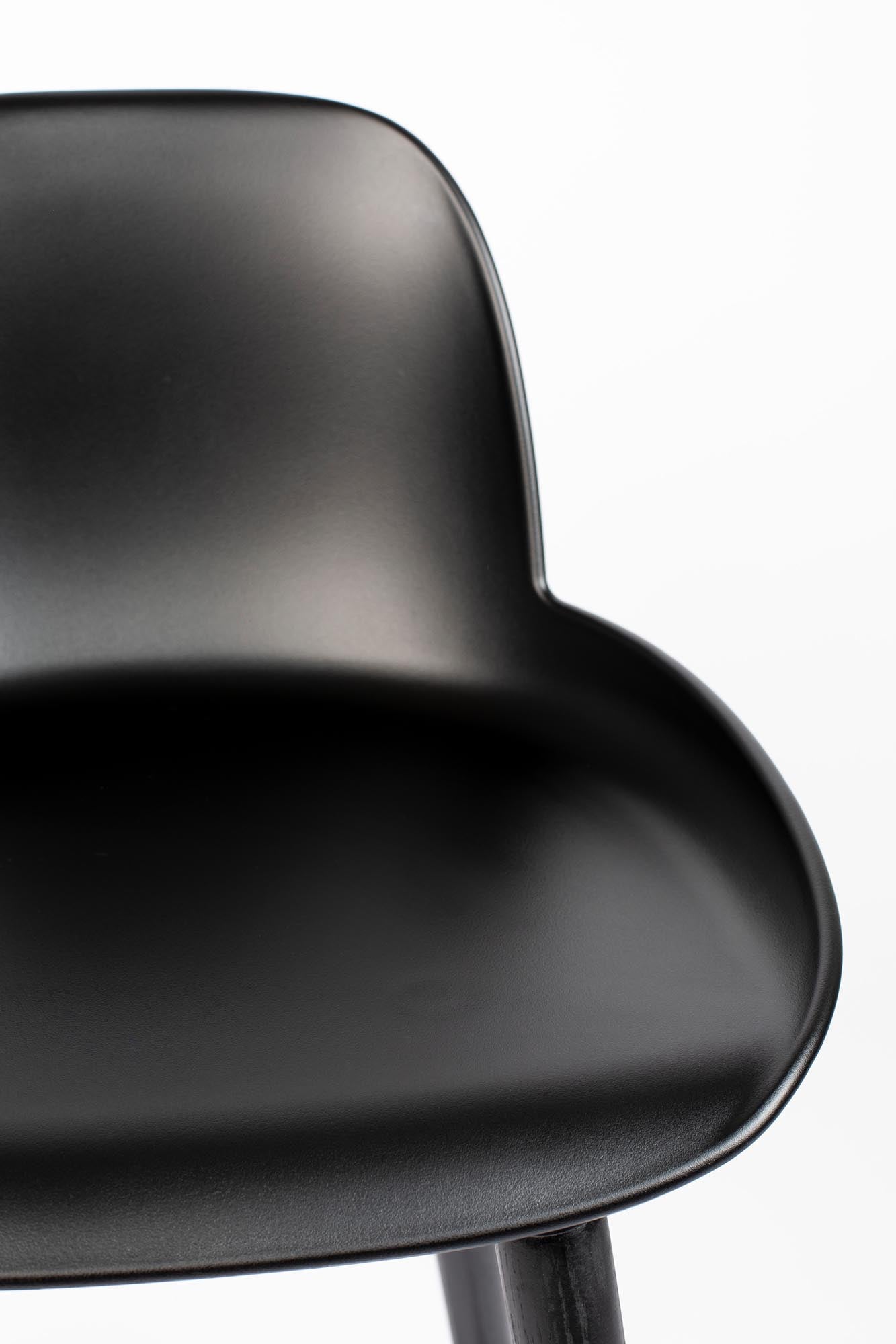 Der Albert Kuip Barstuhl von Zuiver vereint elegantes Design mit optimalem Sitzkomfort – perfekt für trendbewusste Einrichtungen.