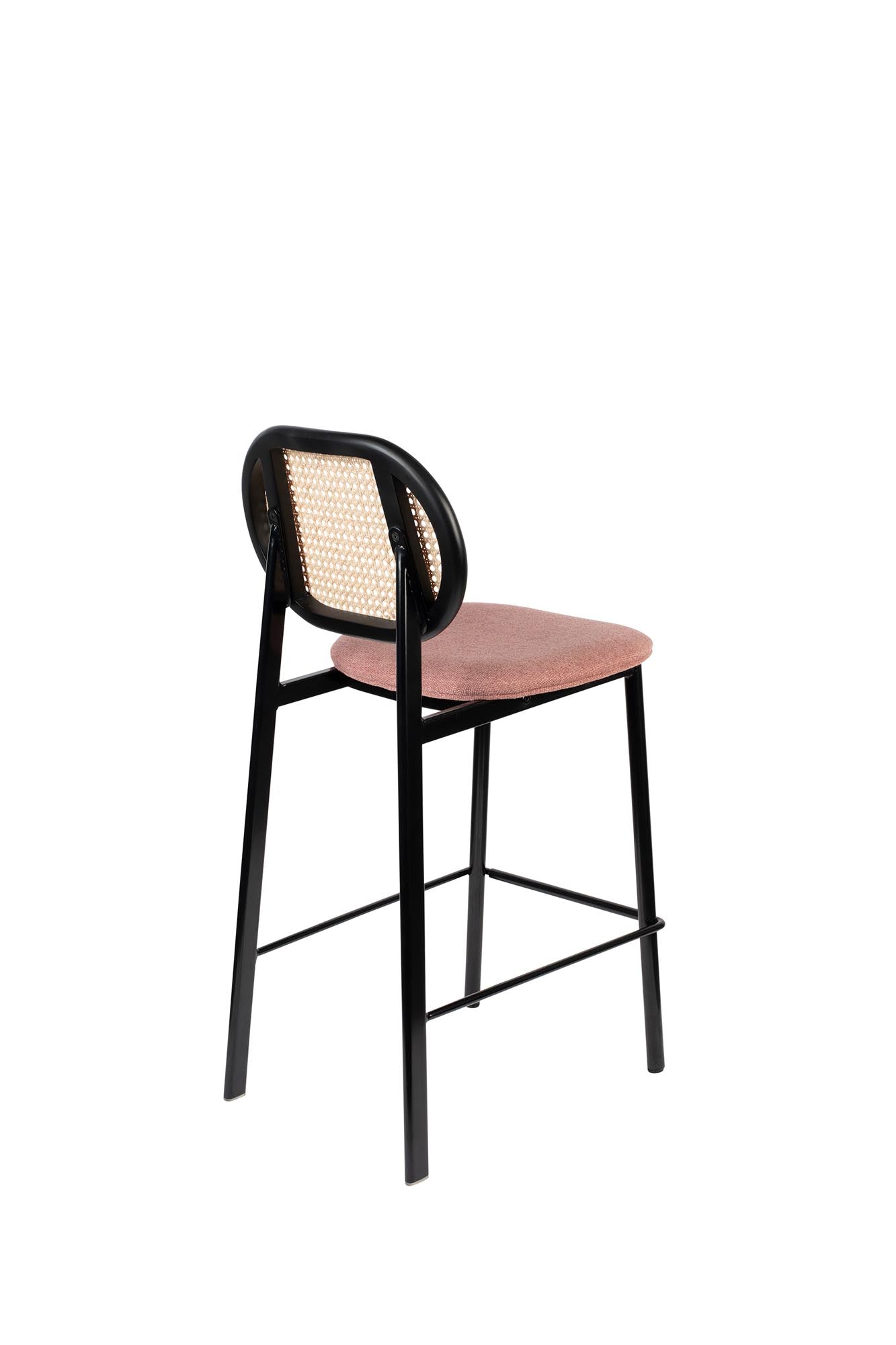 Entdecken Sie den Barstuhl Spike von Zuiver: Elegantes Rattan-Geflecht und stabile Buchenholzbeine vereinen sich für höchsten Sitzkomfort.