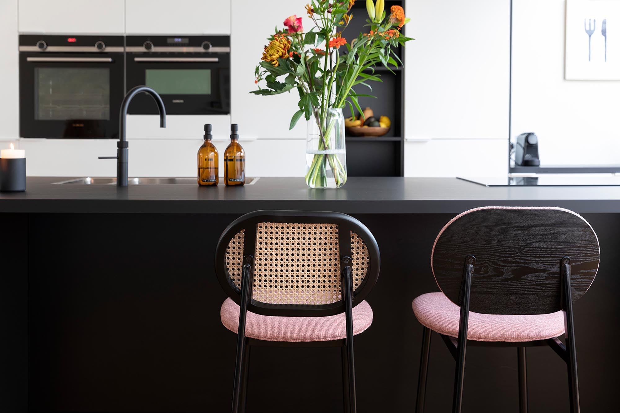 Der Barstuhl Spike von Zuiver: Elegantes Rattan-Design, stabile Buchenholzbeine, ergonomisch und in vielen Farben erhältlich.