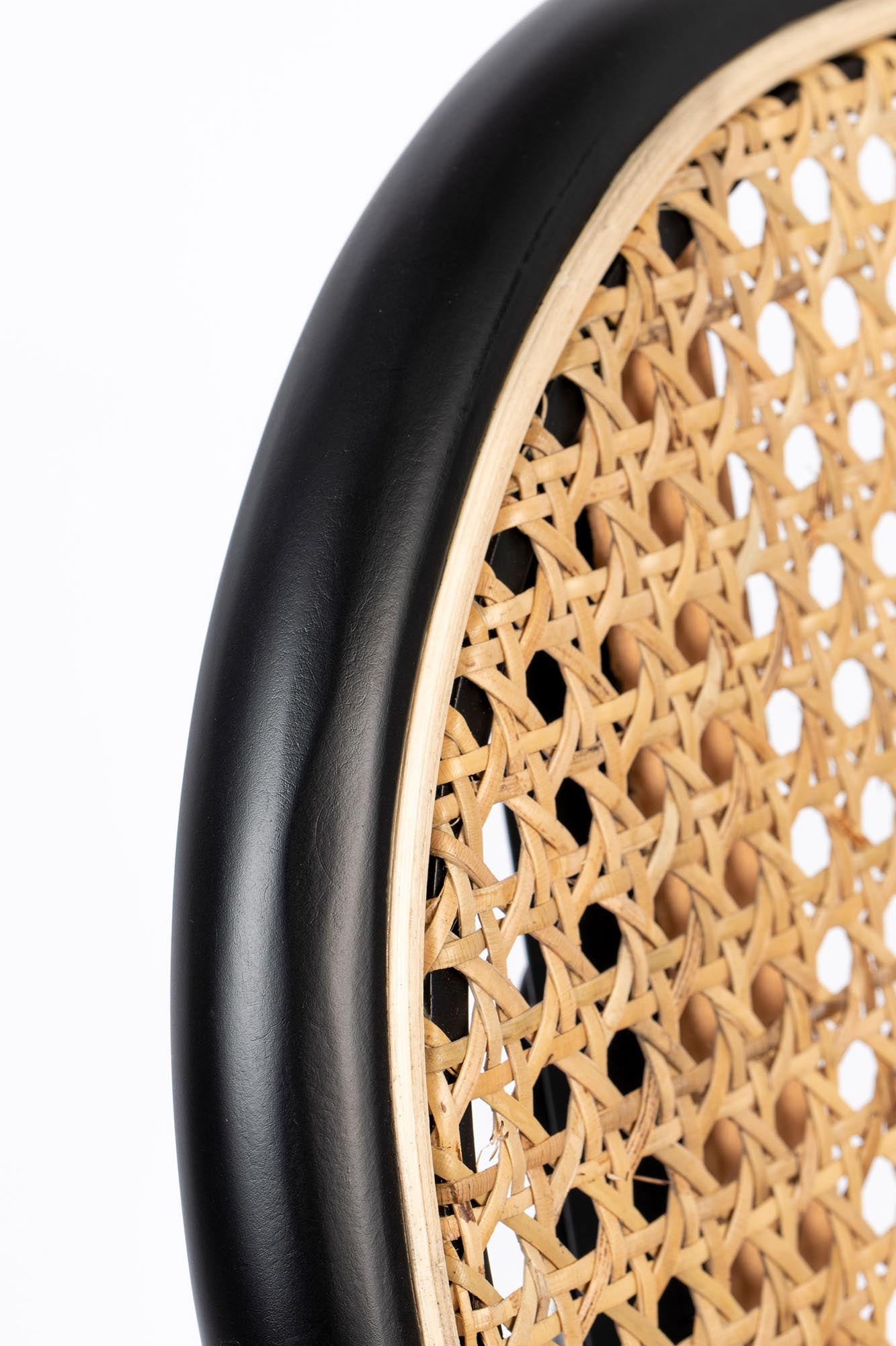 Der Barstuhl Spike von Zuiver vereint modernes Design mit Komfort und ist die ideale Wahl für stilvolle Bars und Küchen.