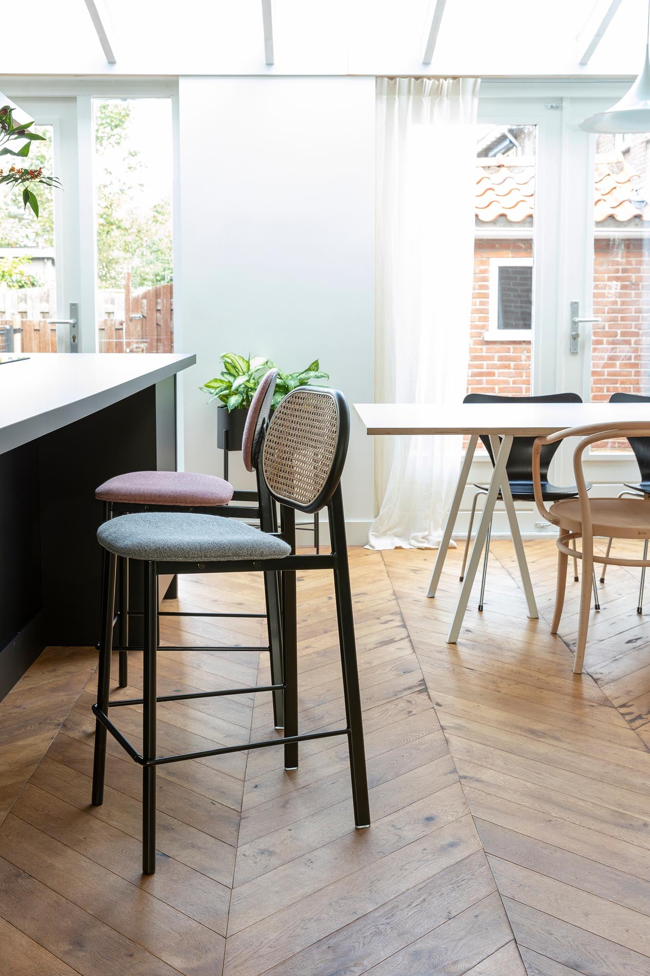 Barstuhl Spike von Zuiver: Stilvoller Komfort für moderne Räume.