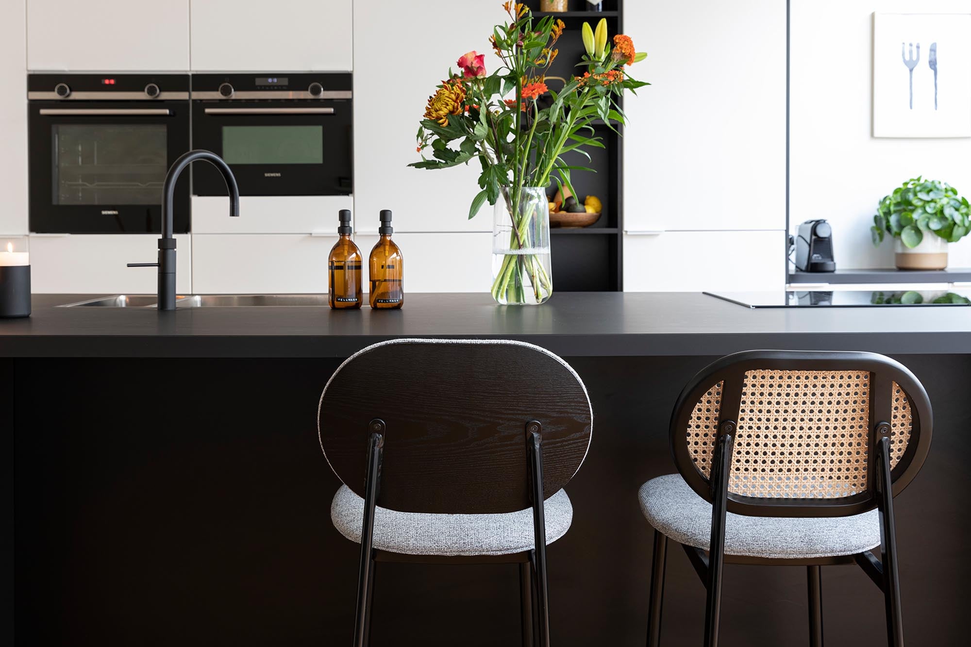 Der Barstuhl Spike von Zuiver vereint modernes Design mit optimalem Sitzkomfort – perfekt für stilvolle Bars und Küchen.